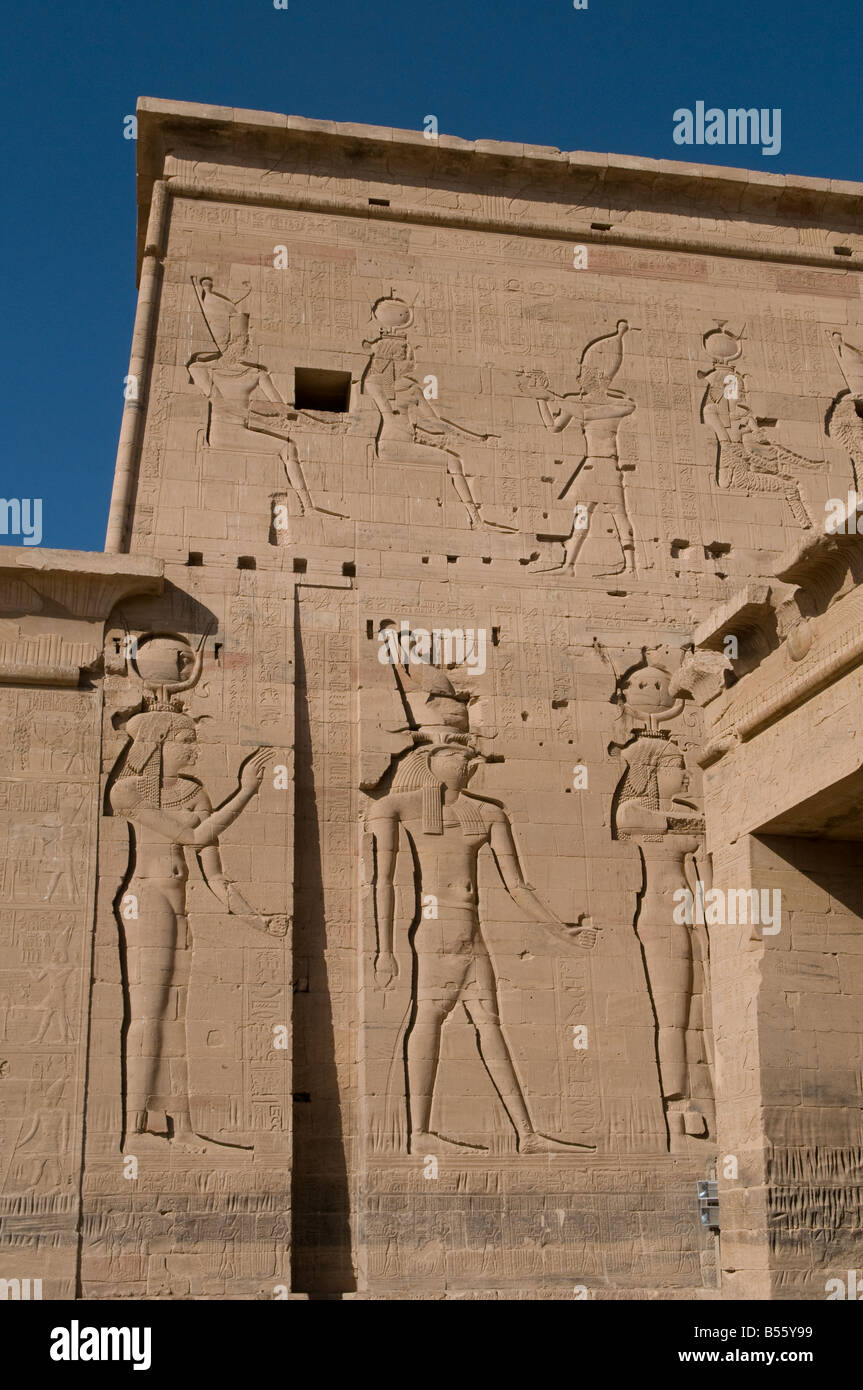Reliefs hiéroglyphiques à l'entrée du roi Nectanebo II, dans le temple de Philae sur l'île Agilkia dans le réservoir du barrage d'Assouan Egypte basse Banque D'Images
