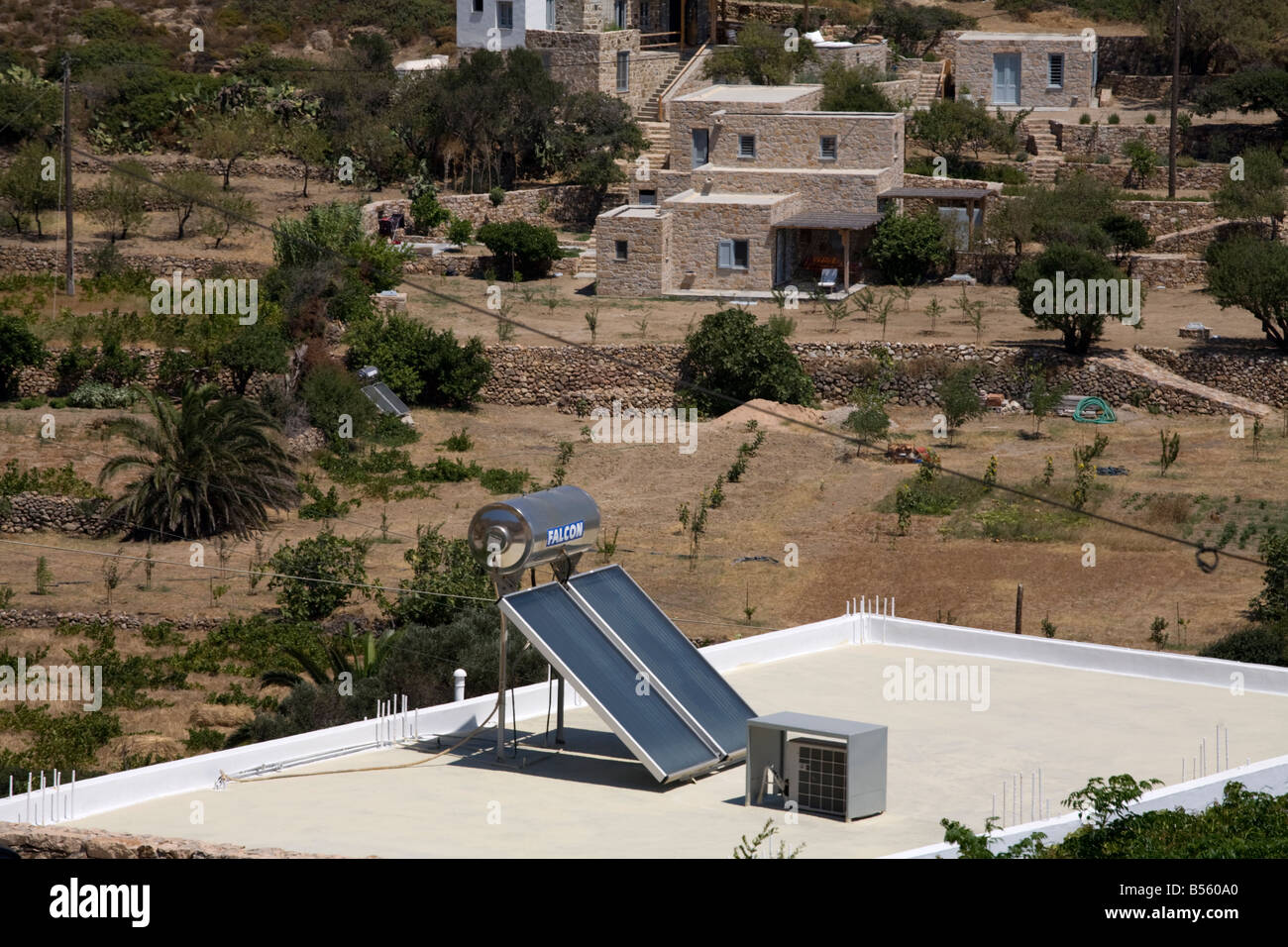 Panneau de chauffage solaire de l'eau sur le toit de maison Grèce Patmos Banque D'Images