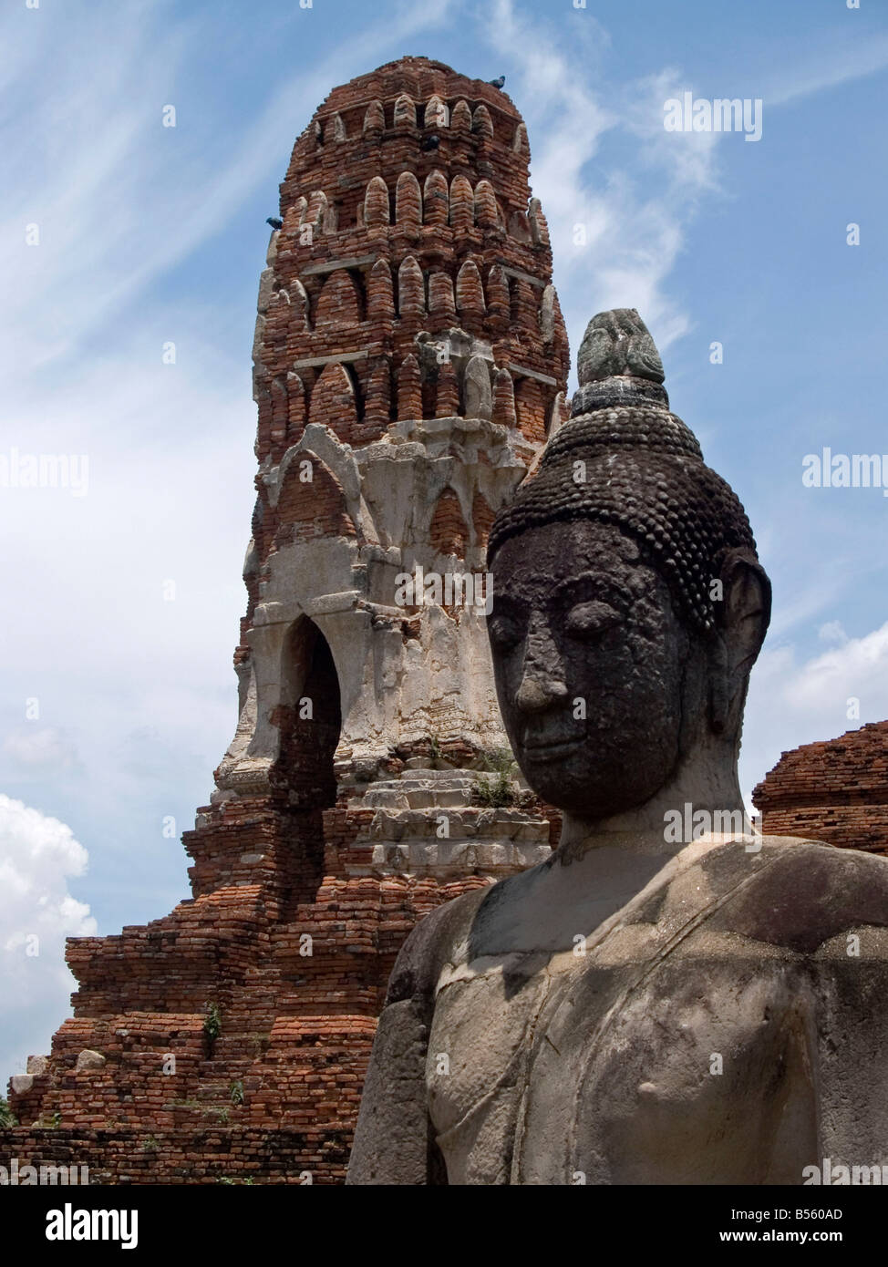 Au milieu des ruines du temple de Bouddha du Wat Phra Mahathat dans le site du patrimoine mondial d'Ayutthaya en Thaïlande Banque D'Images