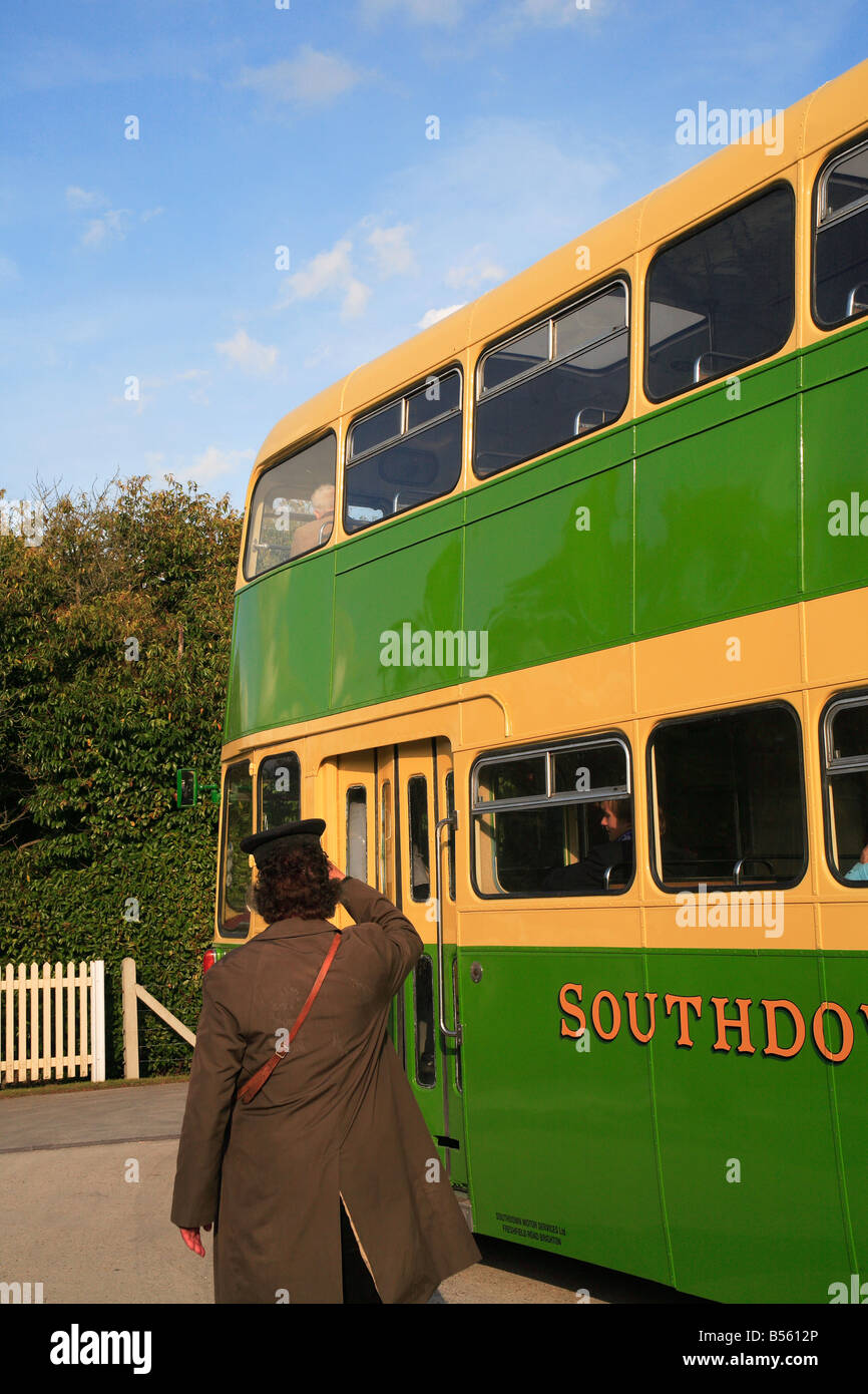 Vieux Bus et chef de train à Bluebell Railway Sheffield Park Sussex England UK Banque D'Images
