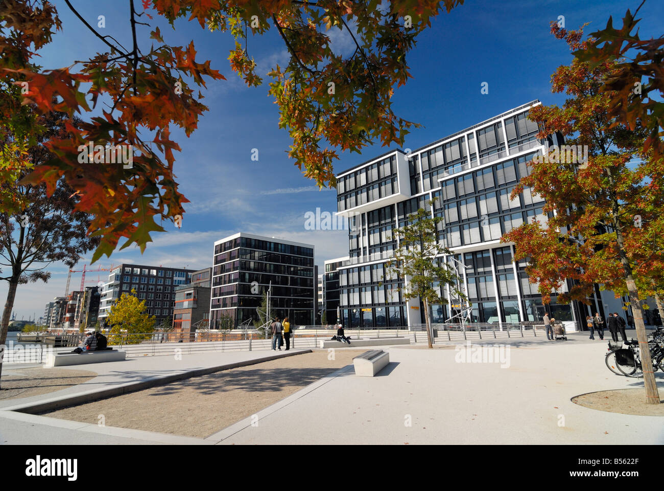 Résidentiel moderne- et immeubles de bureaux le long de la Kaiserkai Marco-Polo et à la nouvelle-Terrassen Hafencity au port de Hamburger Banque D'Images