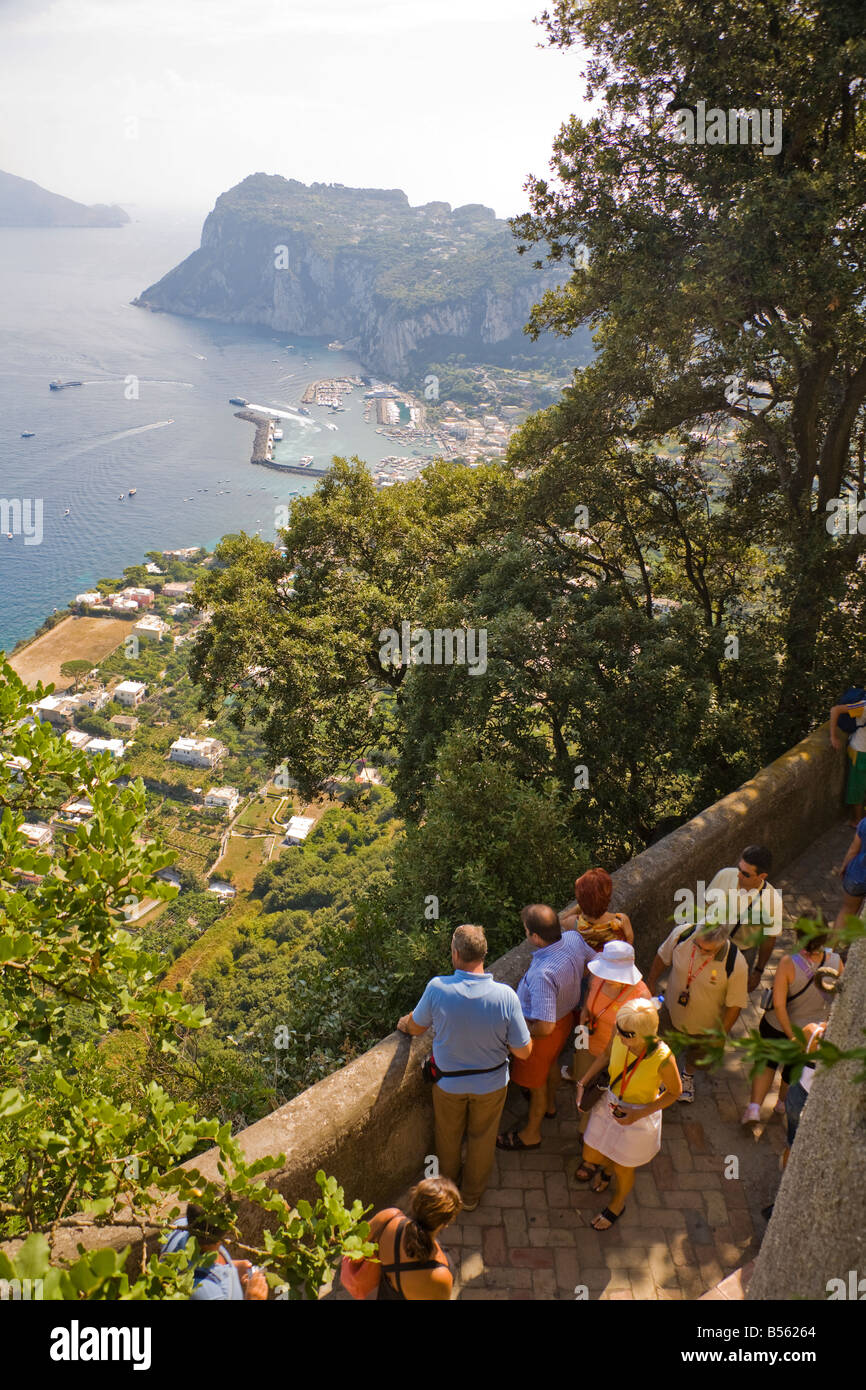 Les touristes à la vue de Capri au chemin de la côte de la Villa San Michele, Anacapri, Capri, Italie Banque D'Images