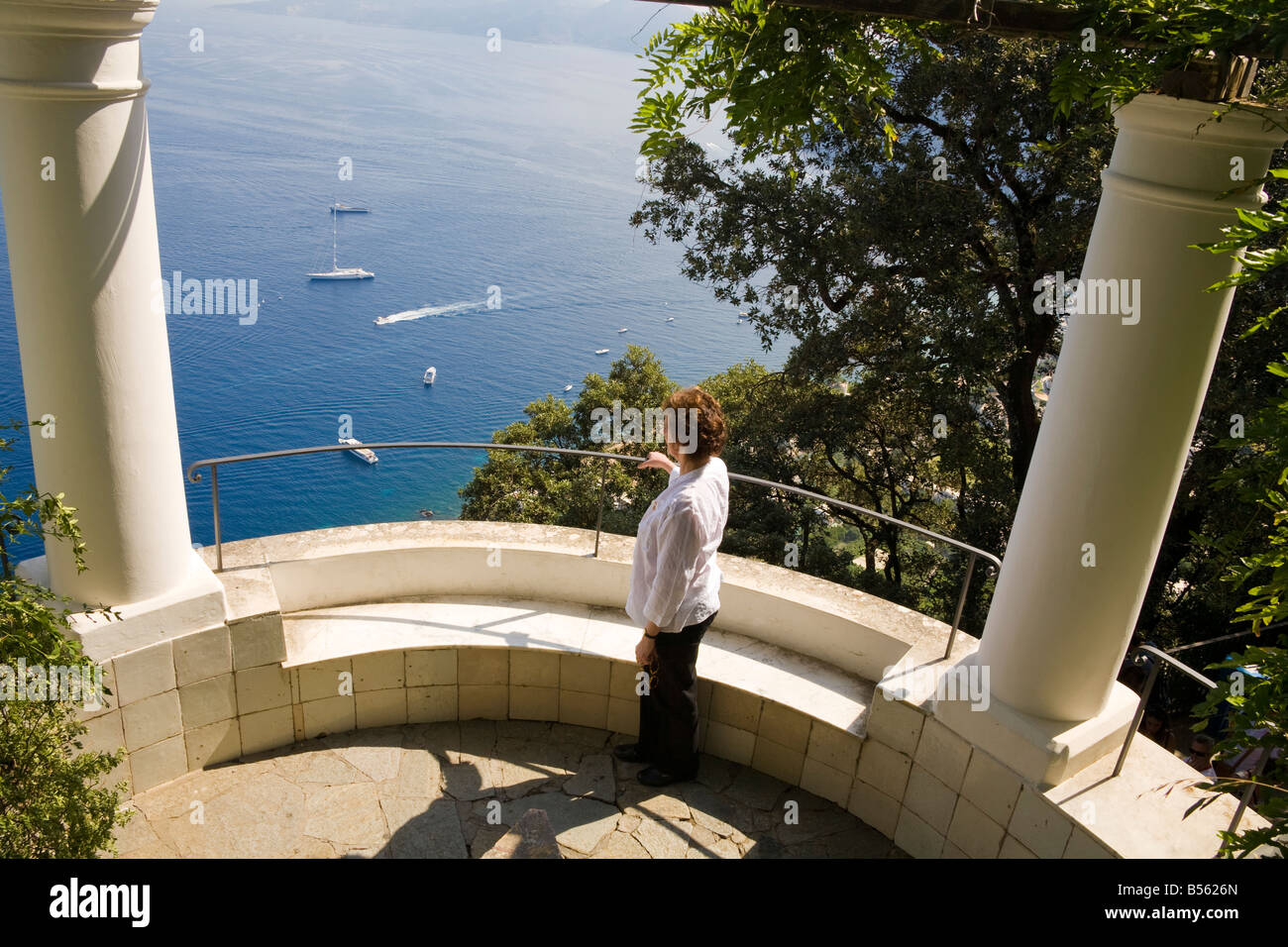 Les touristes à la recherche en vue de la mer depuis la terrasse de la Villa San Michele, Capri, Capri, Italie Banque D'Images