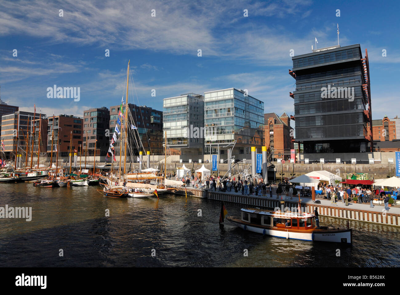 Le nouveau port pour les navires traditionnels à Sandtorhafen dans le Harborcity' 'Hafencity à Hambourg (Allemagne) avec de vieux navires historiques Banque D'Images