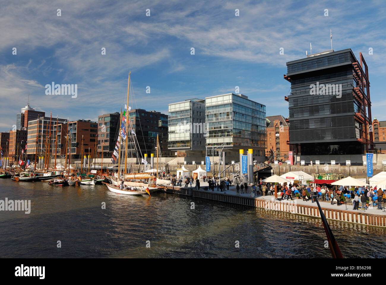 Le nouveau port pour les navires traditionnels à Sandtorhafen dans le Harborcity' 'Hafencity à Hambourg (Allemagne) avec de vieux navires historiques Banque D'Images
