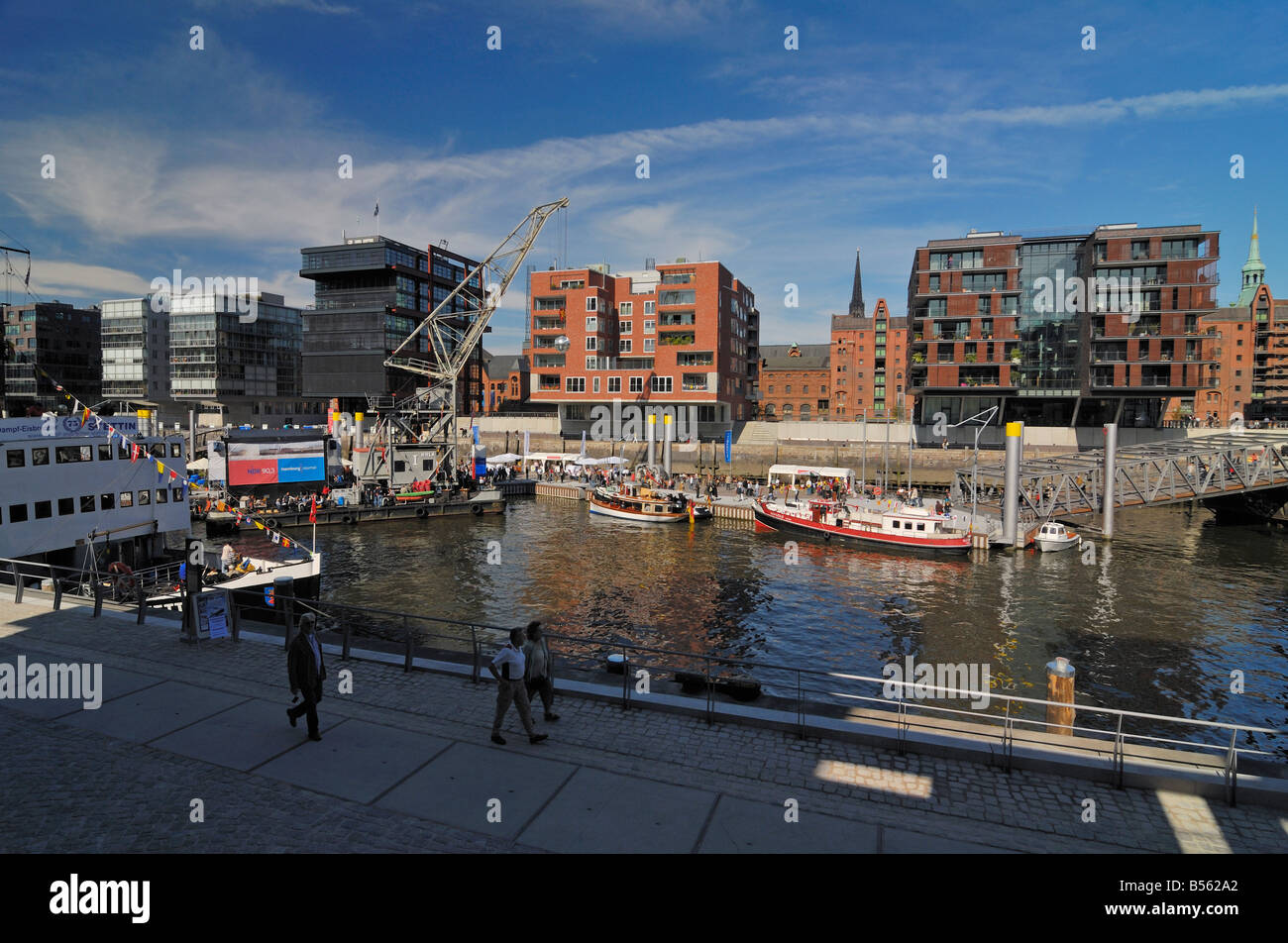 Le nouveau port pour les navires traditionnels à Sandtorhafen dans le Harborcity' 'Hafencity à Hambourg (Allemagne) avec de vieux navires historiques Banque D'Images