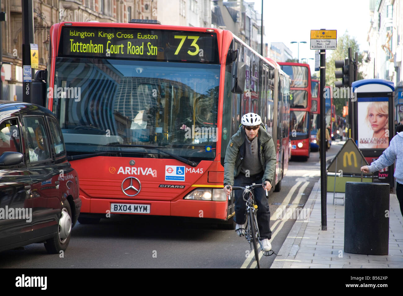 Trafic dans Oxford Street, London, W1 Banque D'Images