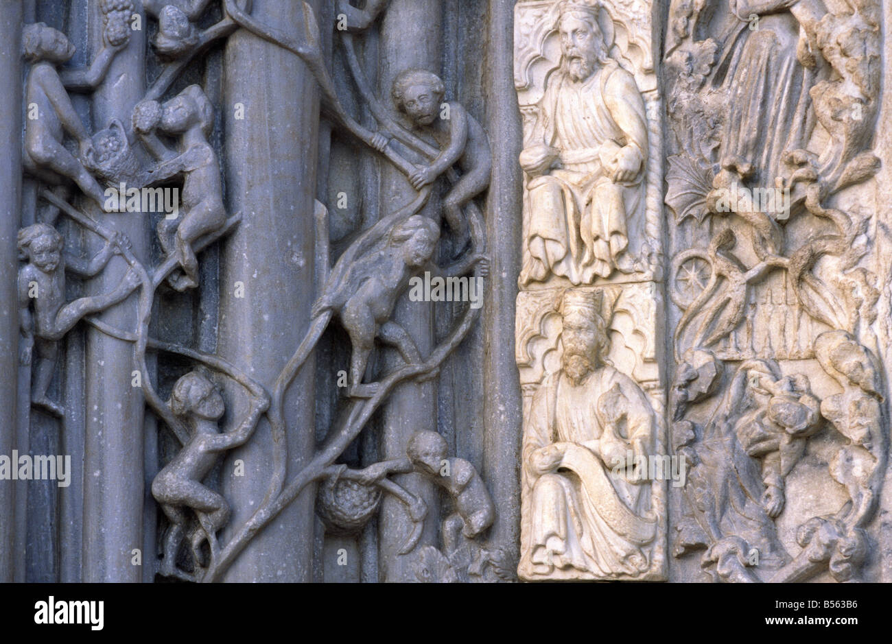 La Cathédrale de Messine, Sicile, Italie. Feuille de vigne en pierre sculpté gothique motif de défilement sur le portail central de la façade ouest Banque D'Images