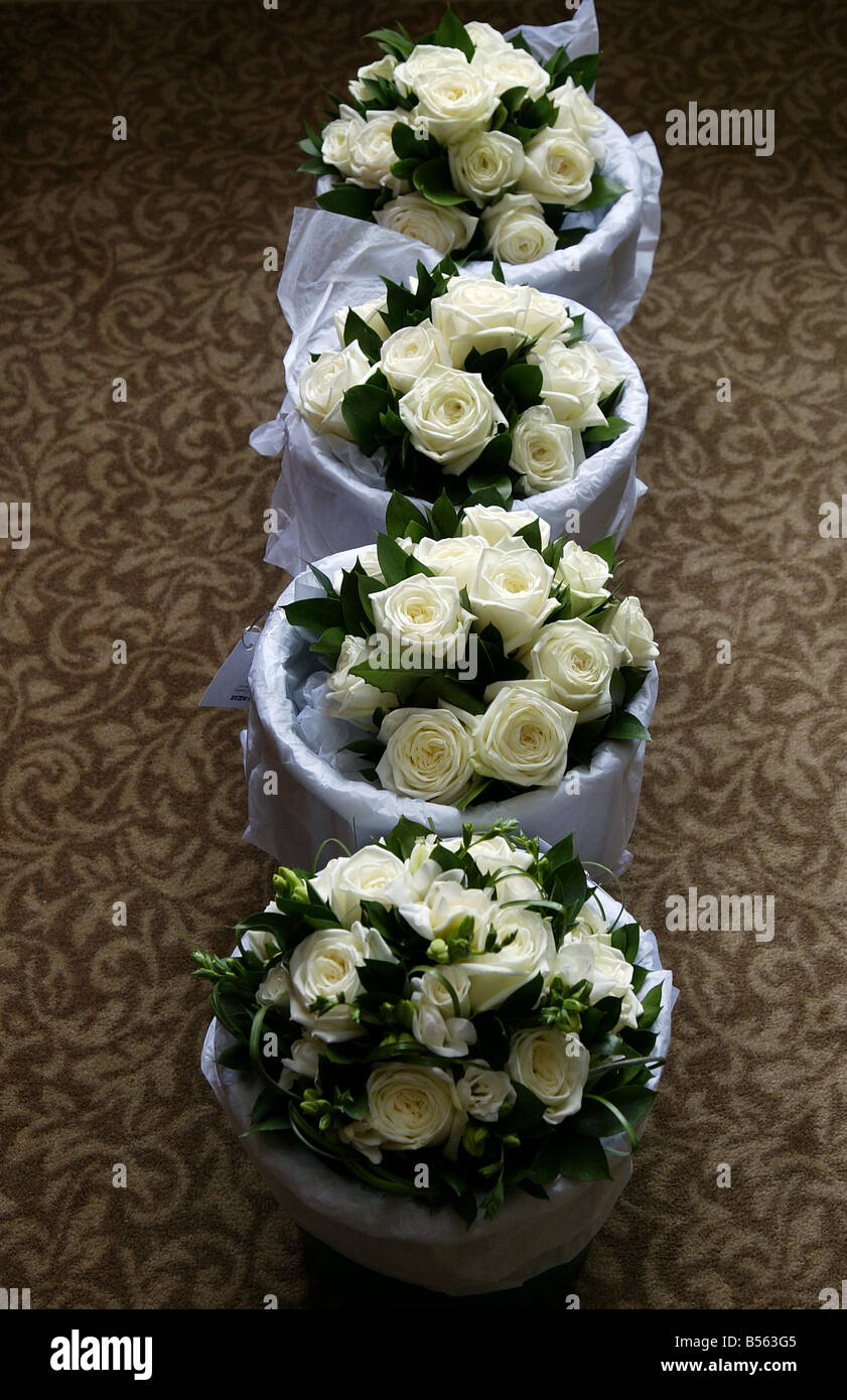 Quatre bouquets de mariée dans l'eau Banque D'Images