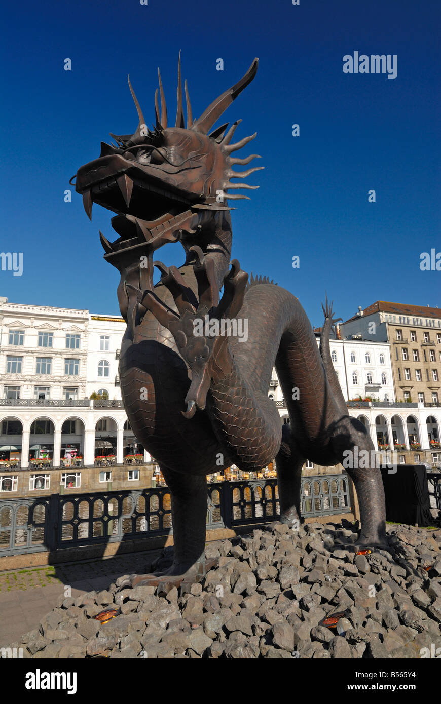 Le dragon de cuivre au cours de la Chine le temps festival 2008 à Hambourg. La statue est de sept mètres de long et cinq mètres de haut. Hambourg est Banque D'Images