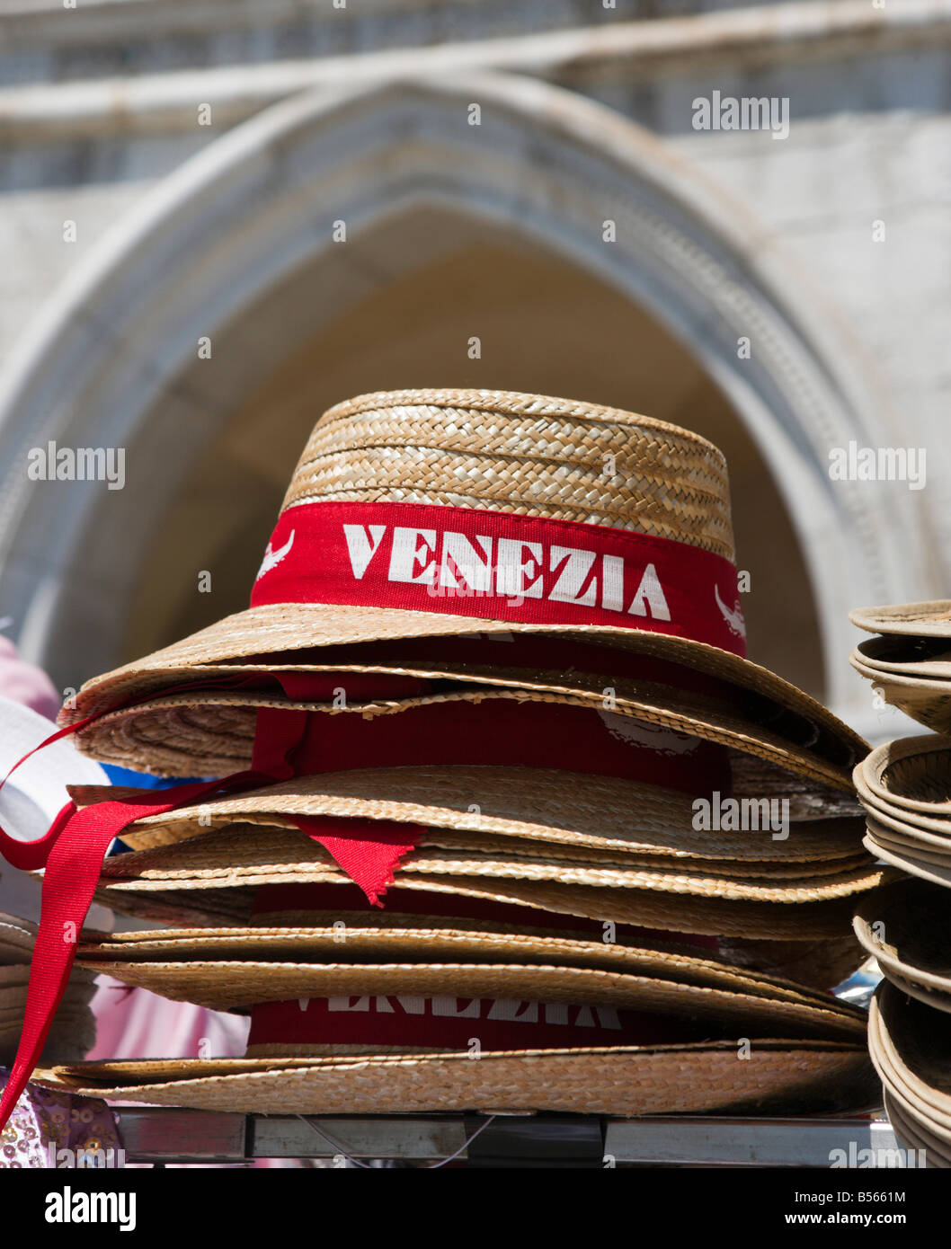 Échoppe de marché vendre Venezia les chapeaux de paille à l'extérieur du palais des Doges, le Molo, San Marco, Venise, Vénétie, Italie Banque D'Images