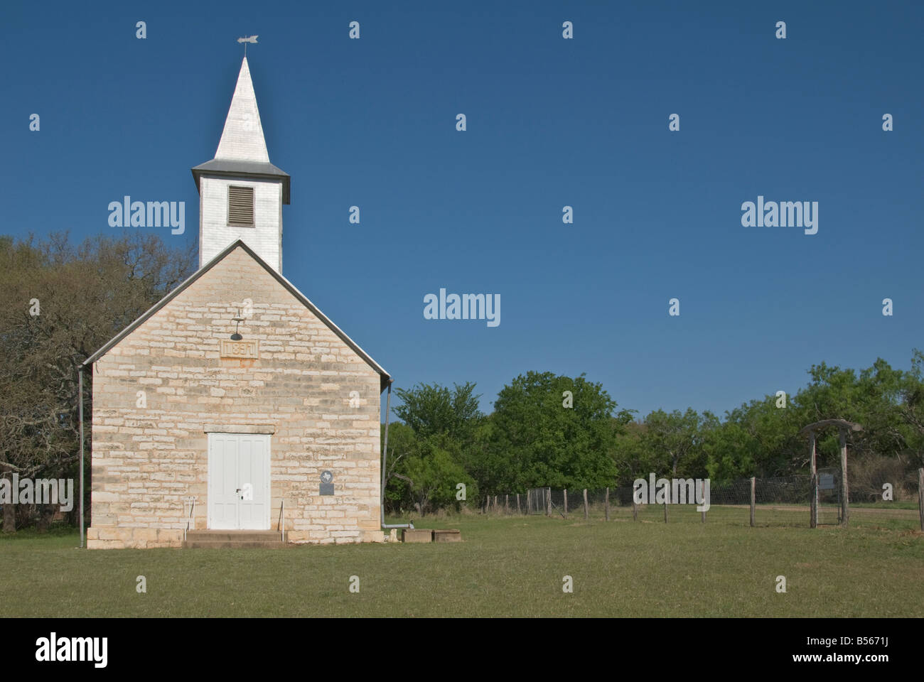 Texas Hill Country pommetier près de Fredericksburg historic St John s Lutheran Church construit 1897 Banque D'Images