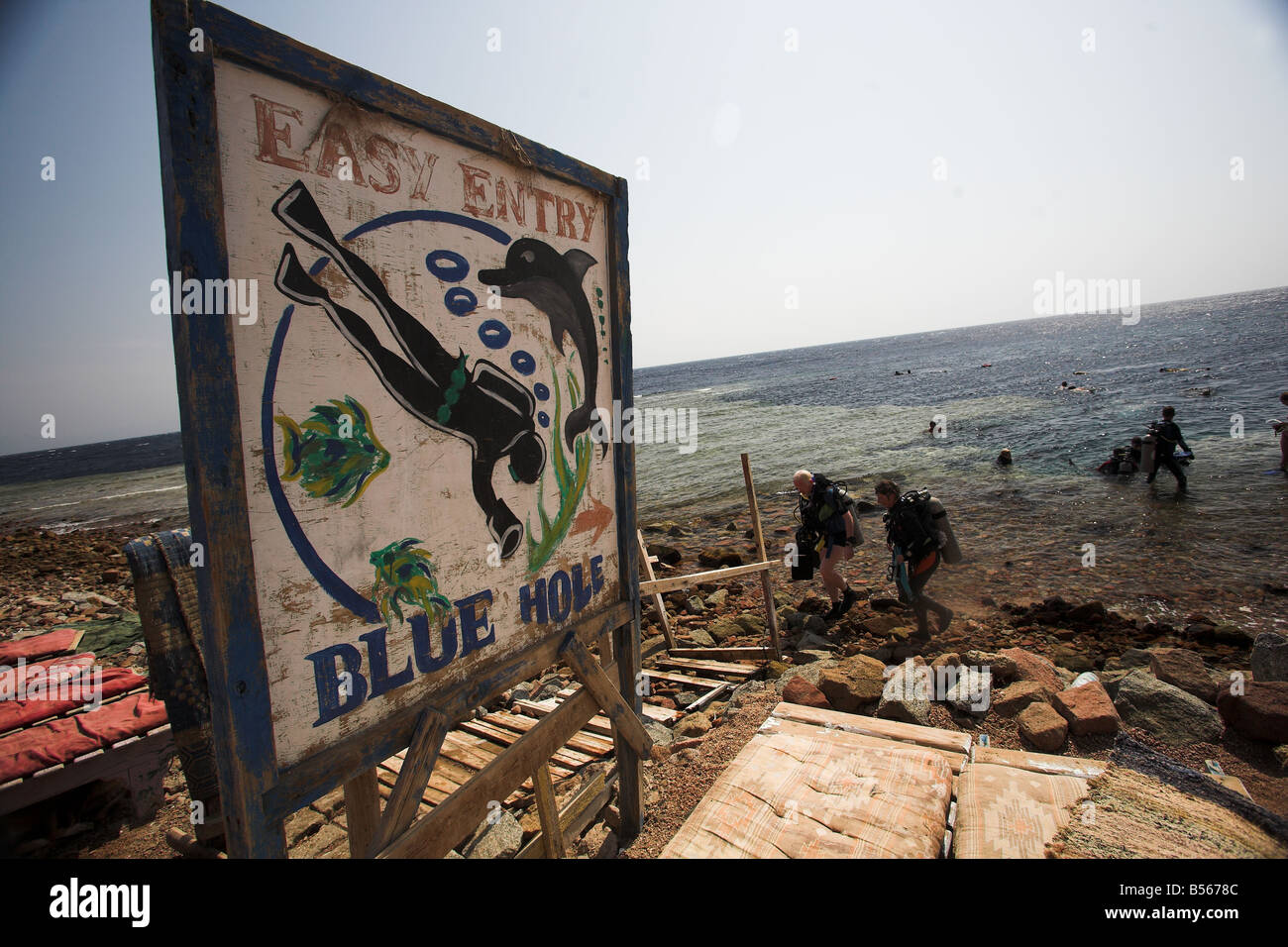 Le panneau d'entrée à l'emplacement de piqué Blue Hole à Dahab, Egypte en Afrique du Nord. Banque D'Images