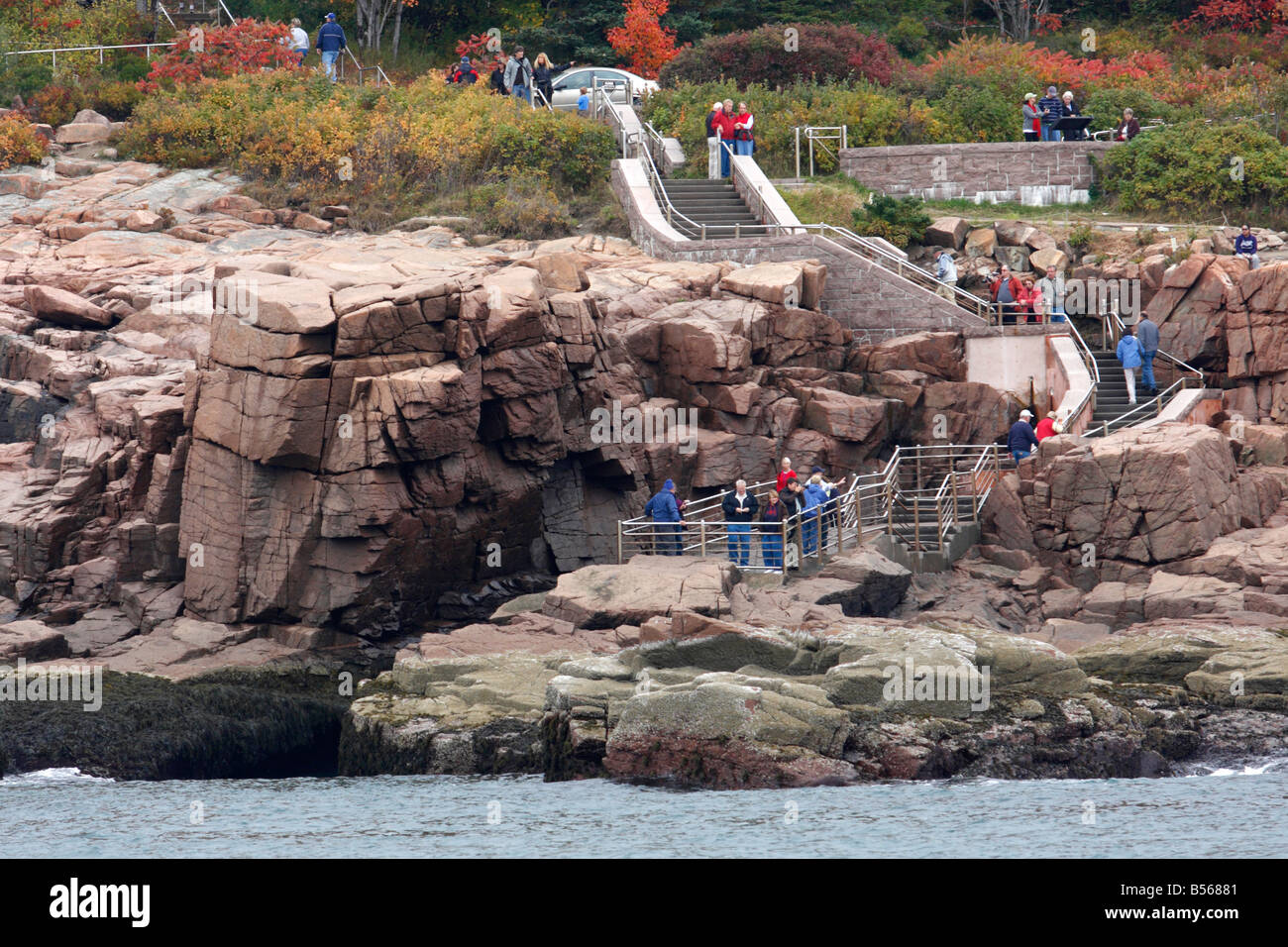 Les touristes à Thunder Hole dans l'Acadia National Park dans le Maine, USA Banque D'Images