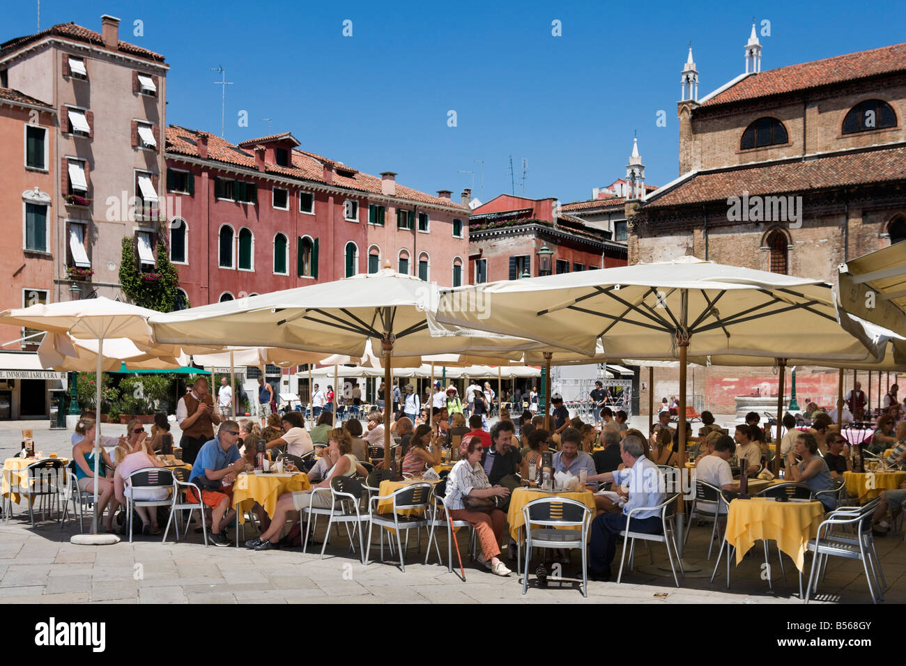 Déjeuner dans un restaurant à Campo Santo Stefano dans le quartier de San Marco, Venice, Veneto, Italie Banque D'Images
