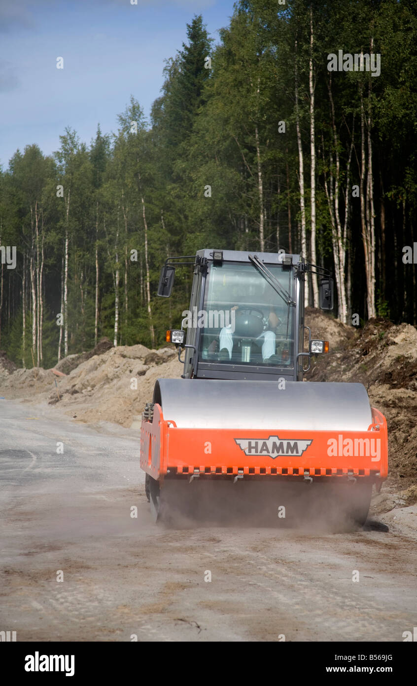 Compacteur de route Hamm sur le chantier de construction de routes compactant la plate-forme , Finlande Banque D'Images