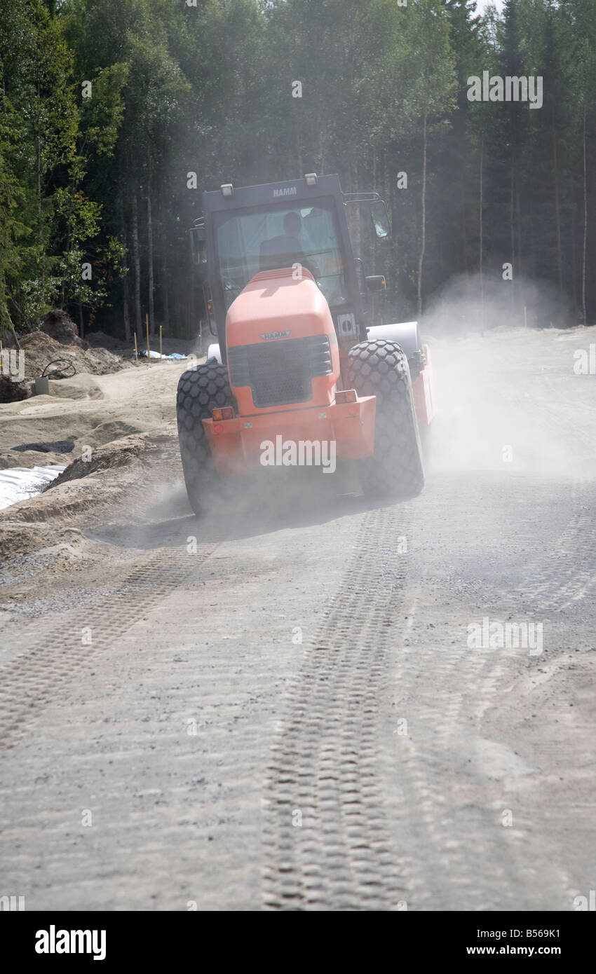 Compacteur de route Hamm sur le chantier de construction de routes compactant la plate-forme , Finlande Banque D'Images