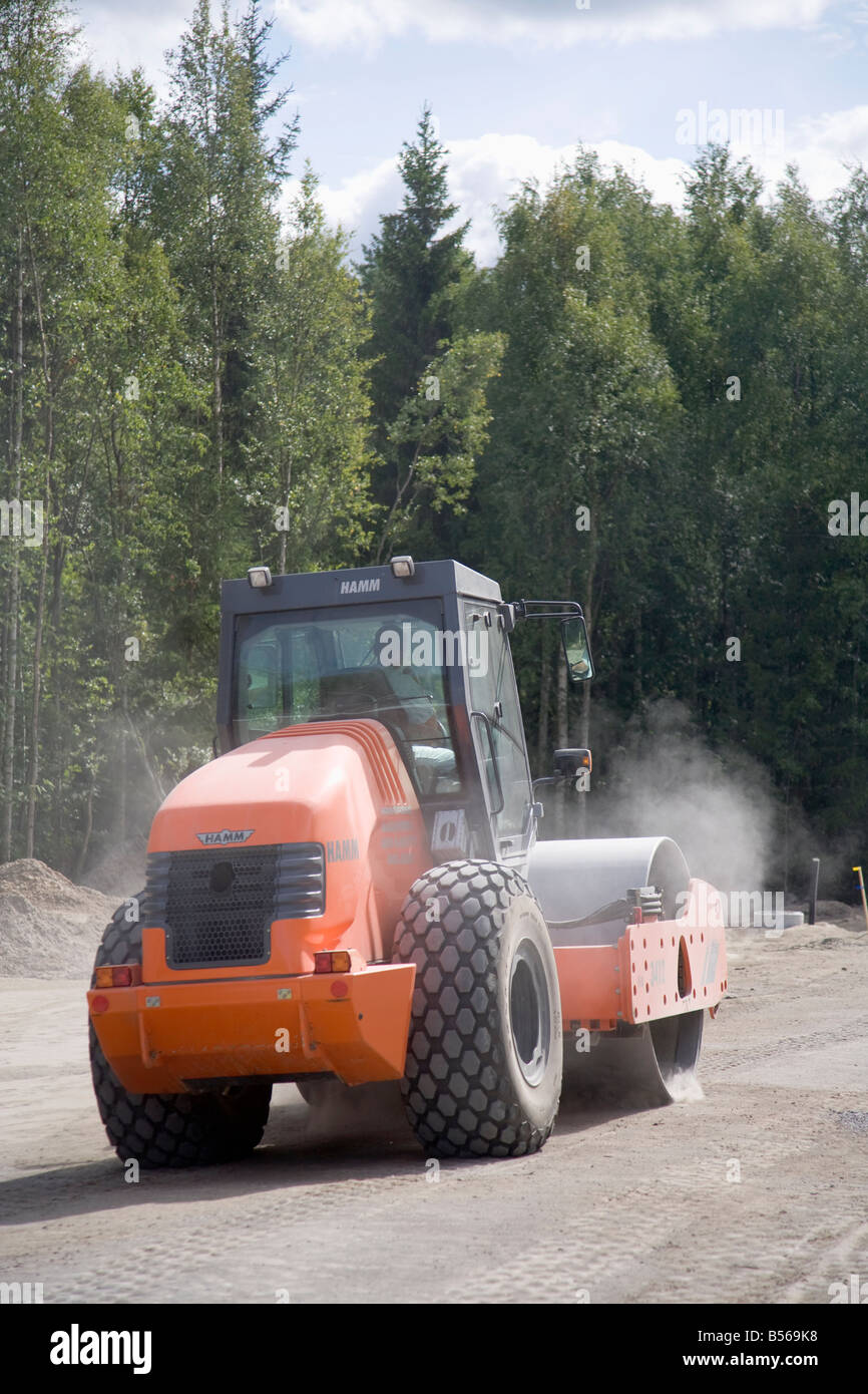 Compacteur de route Hamm sur le chantier de construction de routes compactant la plate-forme , Finlande Banque D'Images