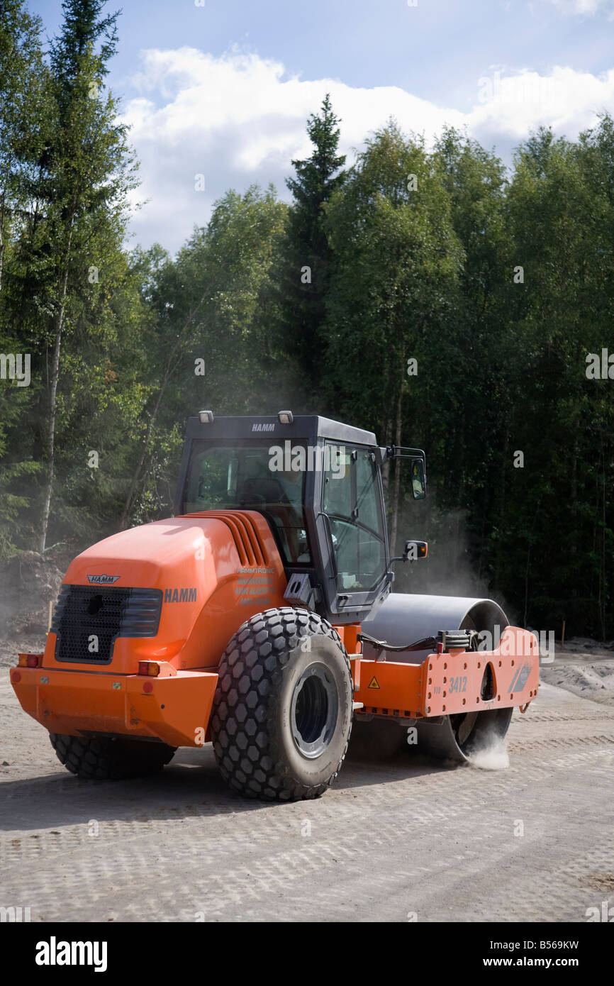 Compacteur de route Hamm sur le chantier de construction de routes compactant la plate-forme , Finlande Banque D'Images
