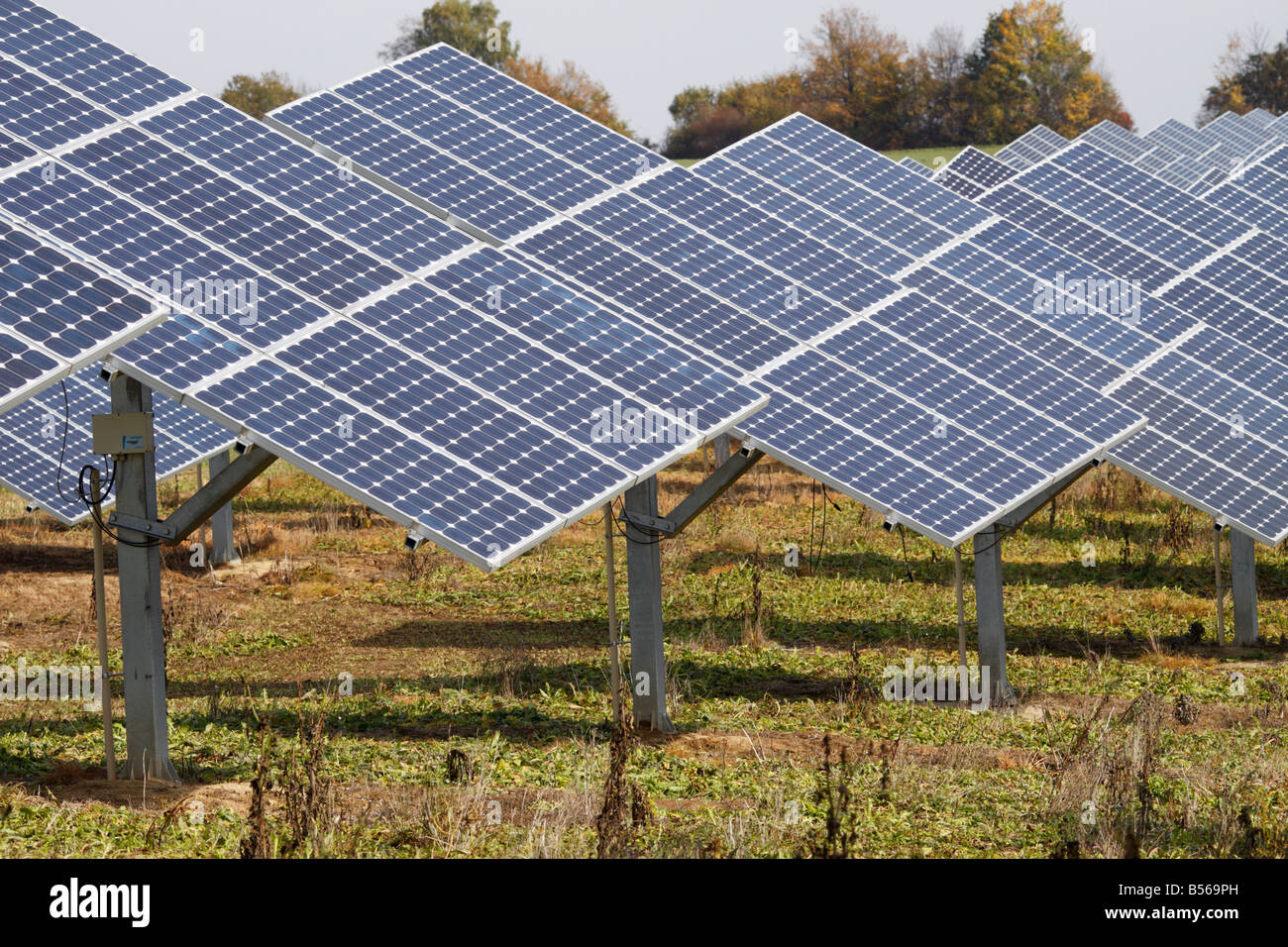 Des panneaux solaires sur une ferme en Allemagne. C'est à Oberrüsselbach, Igensdorf, dans la région de Franken Banque D'Images