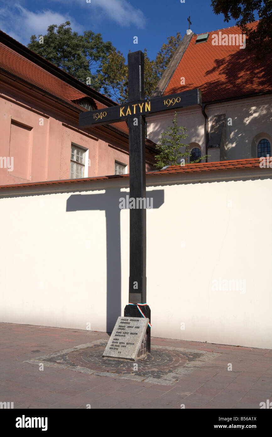 Pologne Cracovie Croix du souvenir du massacre de la forêt de Katyn Banque D'Images