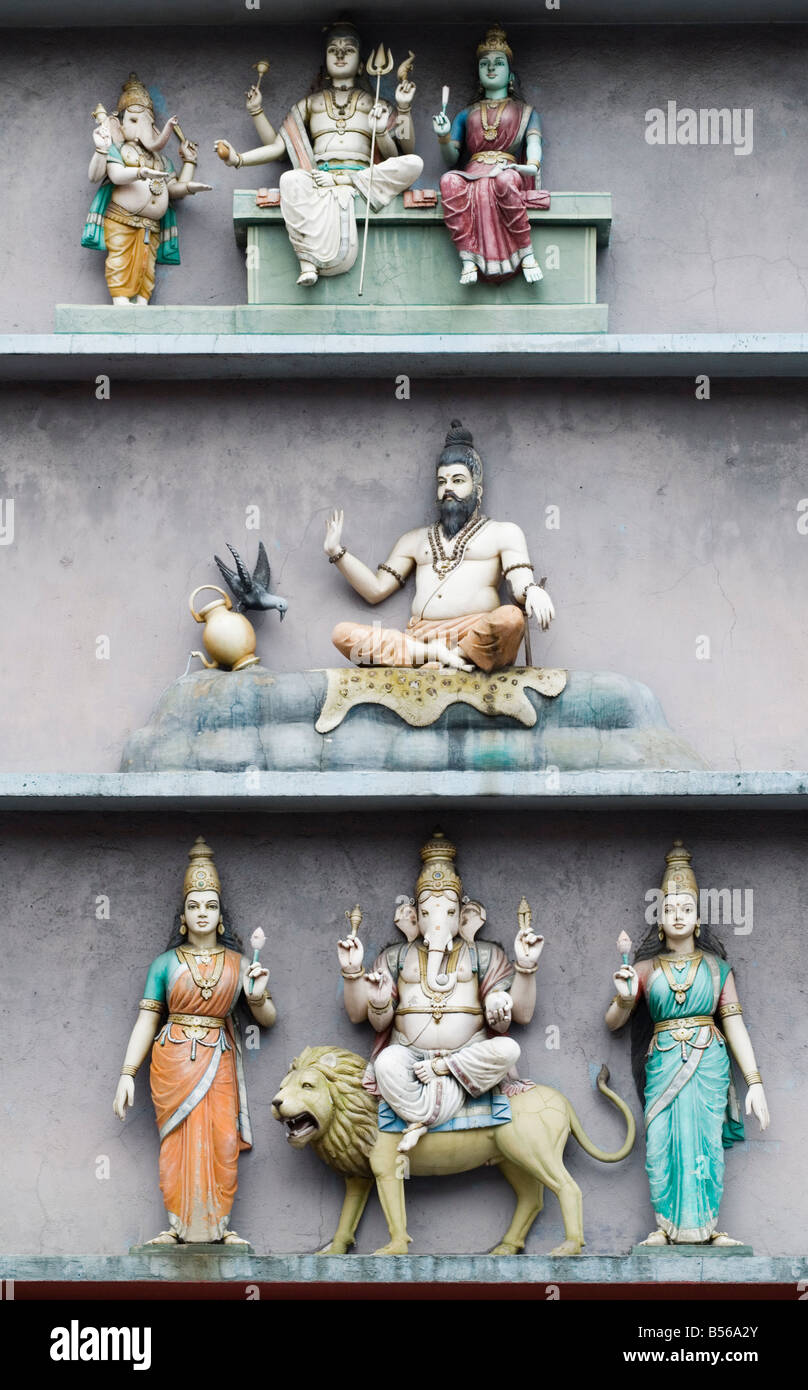 Dieux hindous ornent le Temple Sri Mahamariamman, Chinatown, Kuala Lumpur, Malaisie Banque D'Images