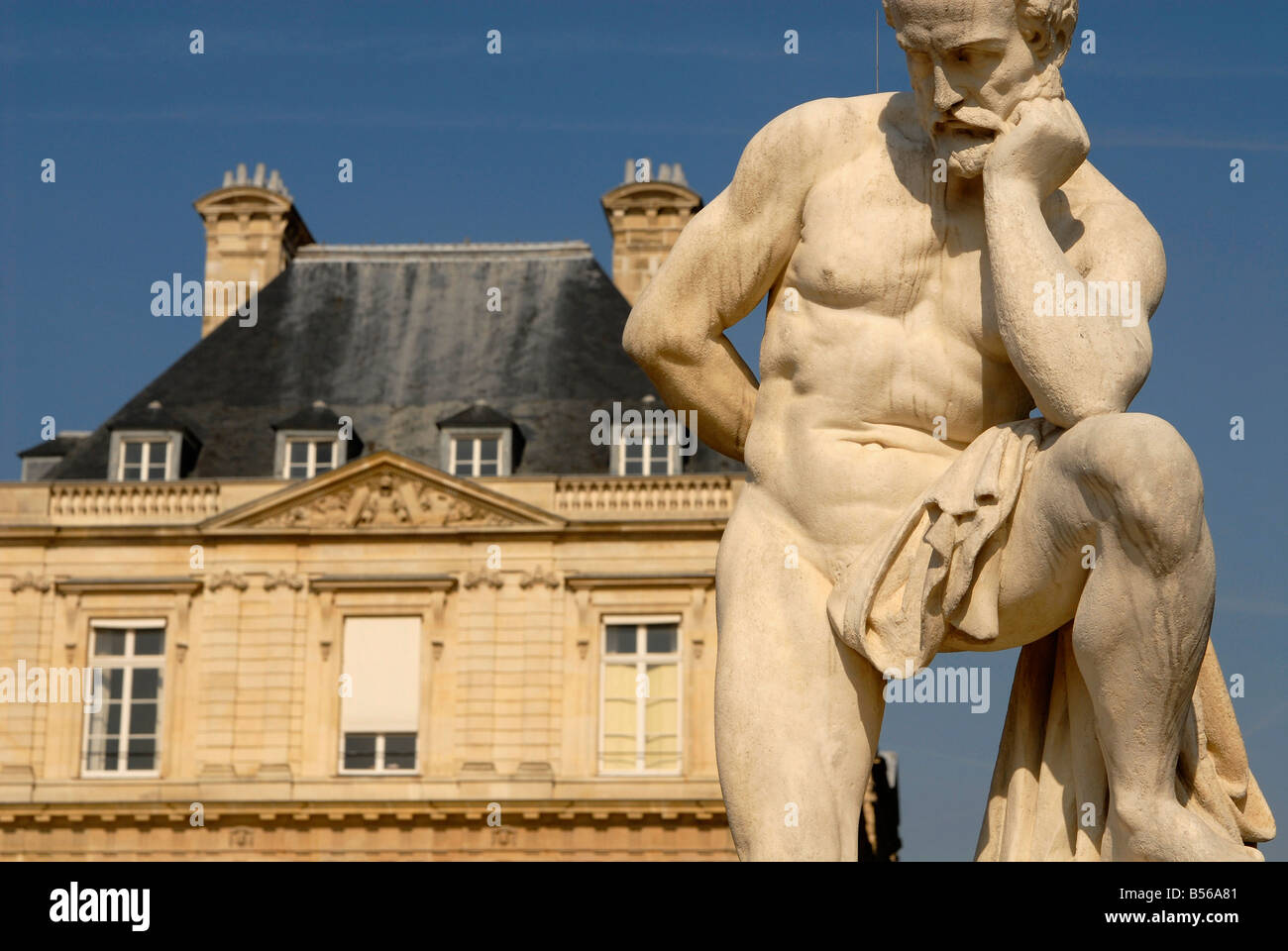 Statue et Palaca au Jardin du Luxembourg Le Jardin du Luxembourg à Paris, France Banque D'Images