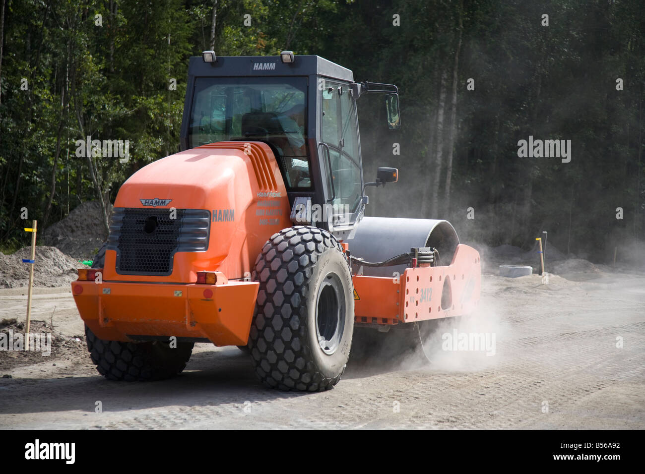 Compacteur de route Hamm sur le chantier de construction de routes compactant la plate-forme , Finlande Banque D'Images