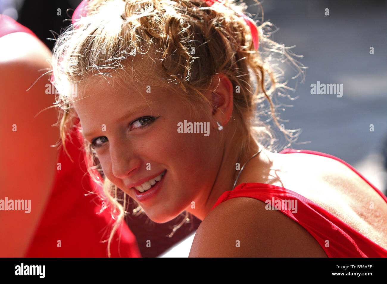 En robe rouge de demoiselle Banque D'Images