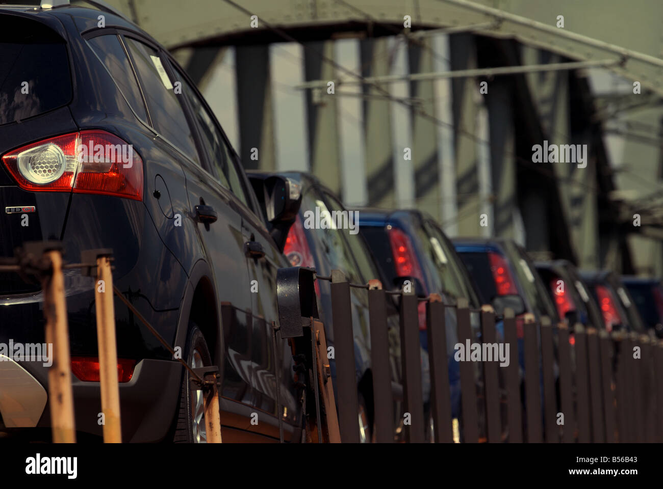 Nouvelles voitures transportées par rail à partir de l'usine de Ford à Cologne, Rhénanie du Nord-Westphalie, Allemagne. Banque D'Images