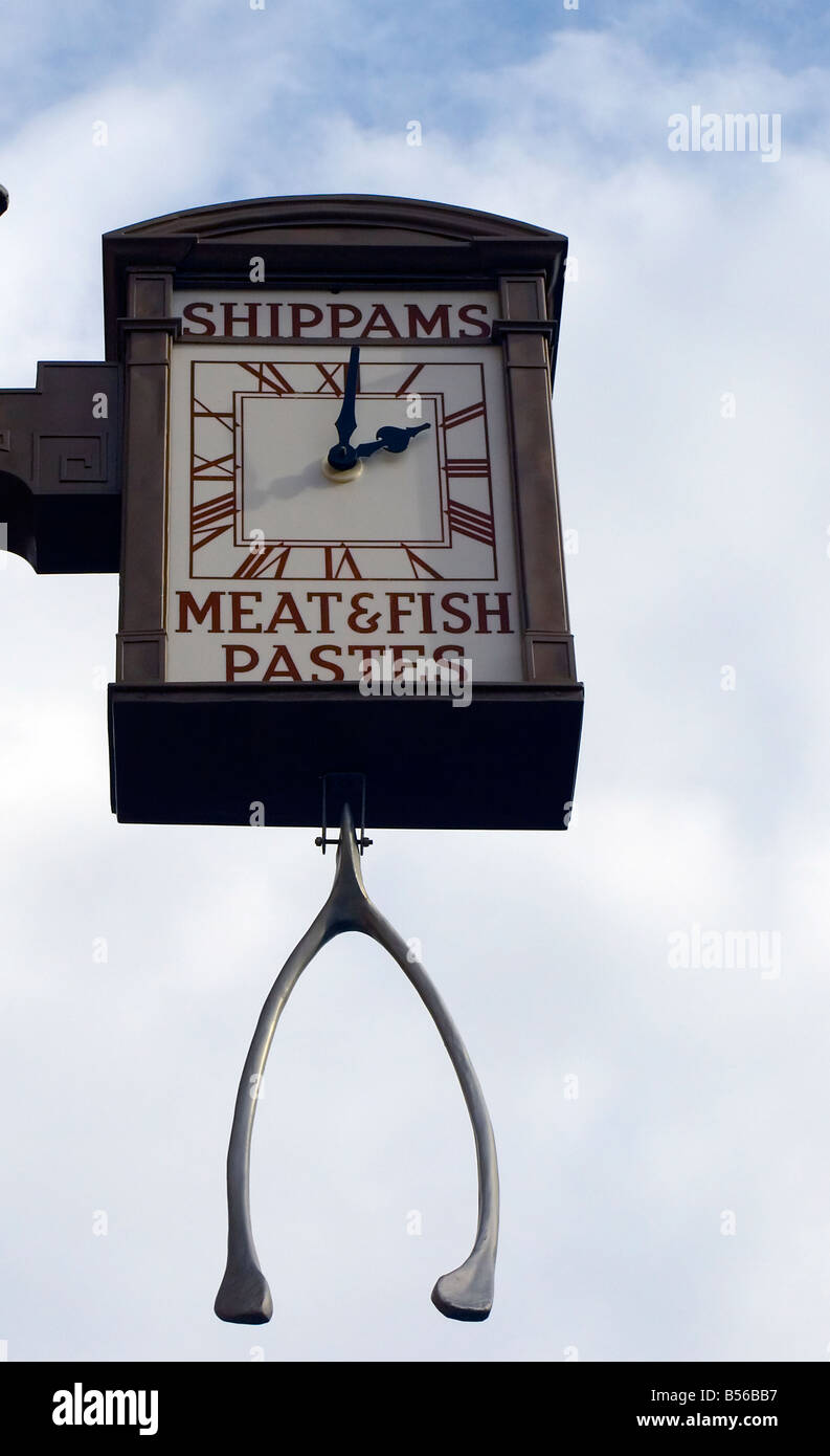 Surplombant la rue rénovée avec un signe de la lecture de l'horloge Shippams Pâtes Viandes et poissons dans le centre de Chichester, West Sussex Banque D'Images