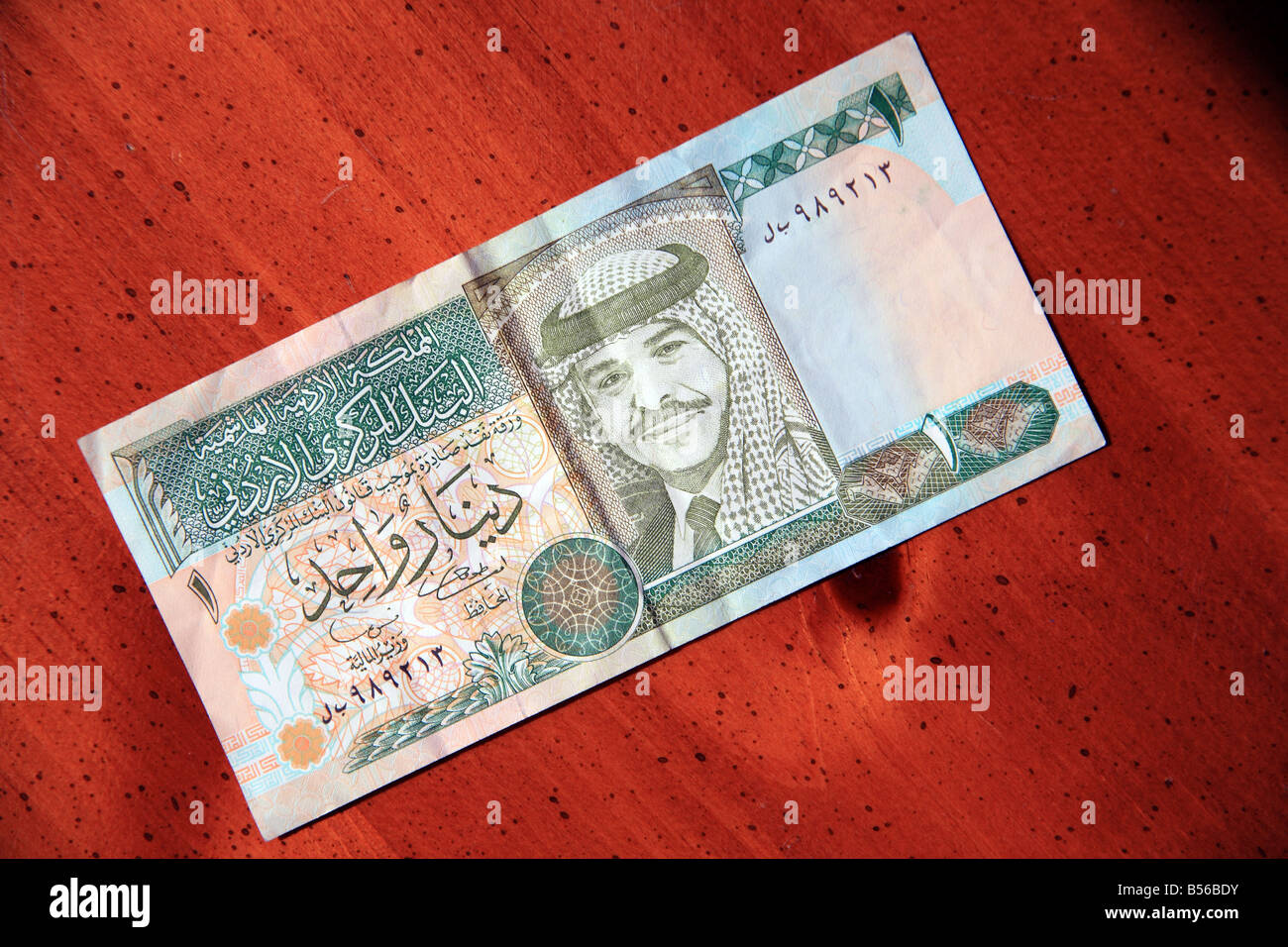 Une monnaie dinar jordanien remarque sur la table Banque D'Images
