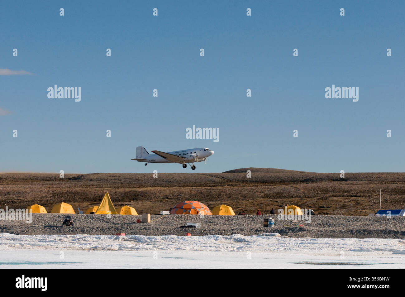 1944 Douglas DC 3 à partir de l'entreprise Compagnies aériennes en service dans le haut Arctique canadien en juin 2008, l'aéronef est en mesure d'enlever Banque D'Images