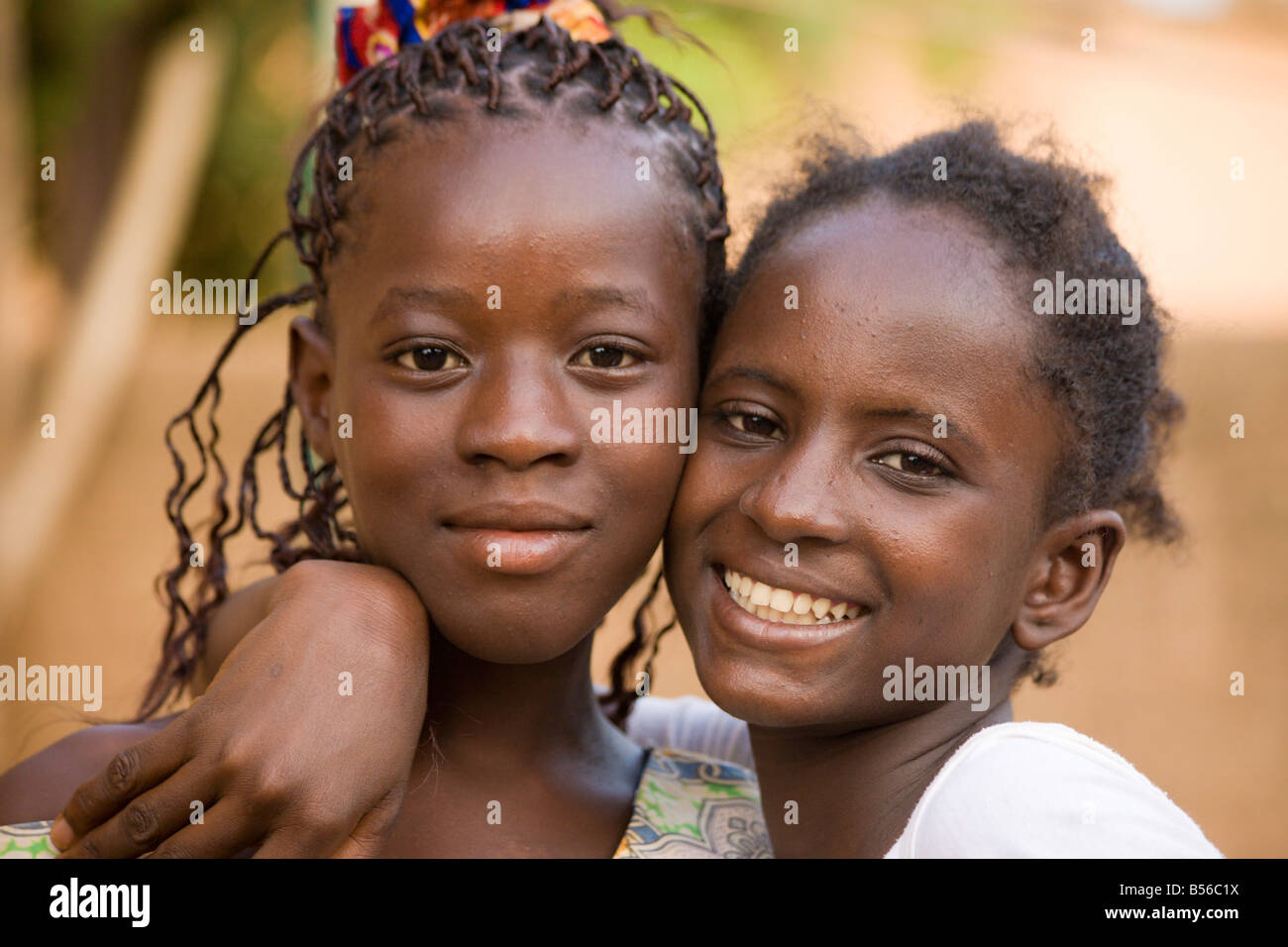 Une femme de l'ethnie Fulani hugs droit son voisin mossi de Ouagadougou a quitté la capitale du Burkina Faso Banque D'Images