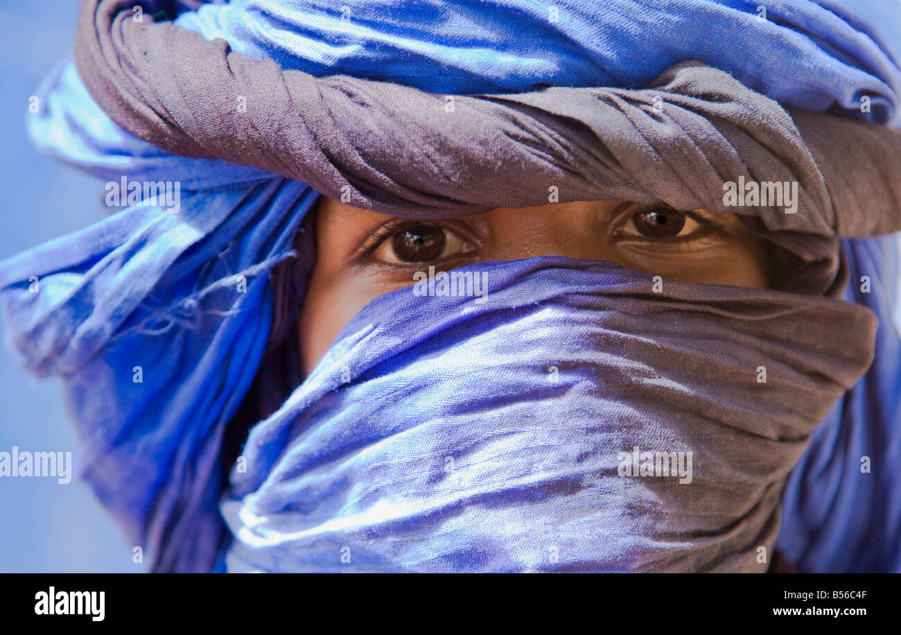 Un jeune garçon Peul à Ouagadougou, Burkina Faso encapsule un turban autour de sa tête en mode nomade traditionnel. Banque D'Images