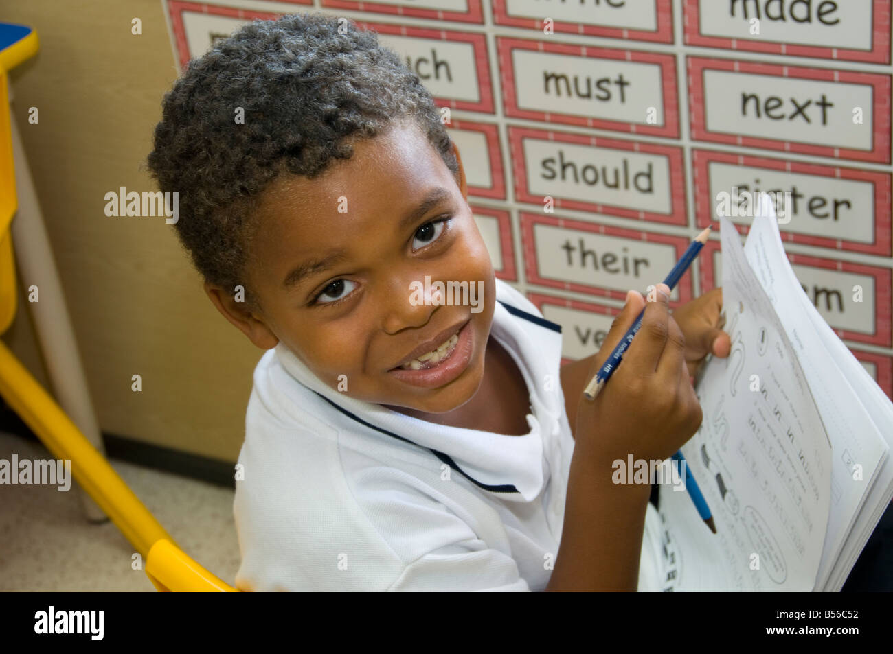 Classe d'ORTHOGRAPHE PAPIER TEST Lecture maternelle infantile infantile avec son orthographe d'écolier papier test apprendre à lire en classe de maternelle Banque D'Images