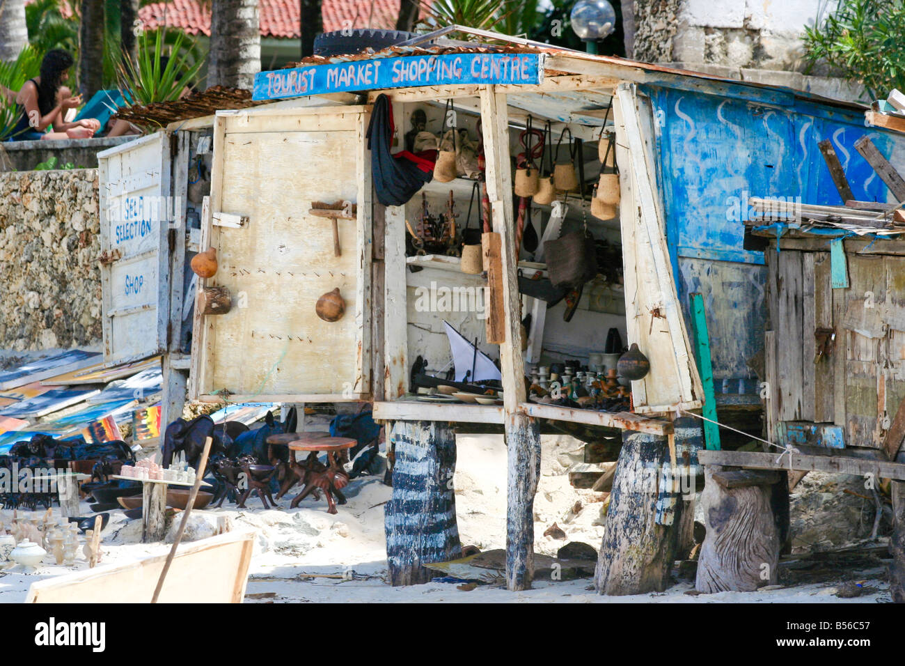 Photo d'une boutique de souvenirs sur pilotis à une longue plage sur la côte nord de Mombasa Banque D'Images