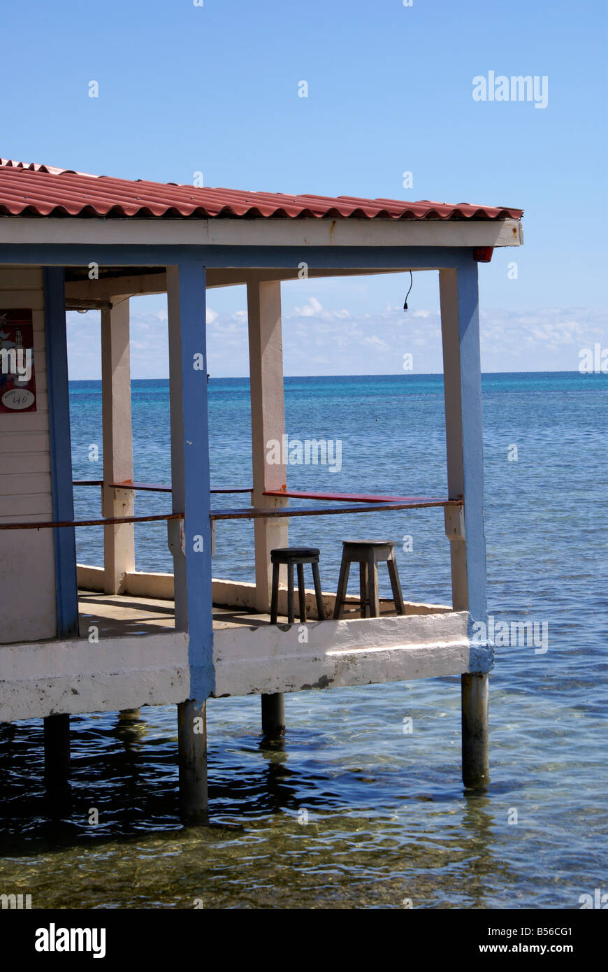 Deux chaises sur le pont d'Anastasia's restaurant et bar sur Big Corn Island, au Nicaragua, en Amérique centrale Banque D'Images