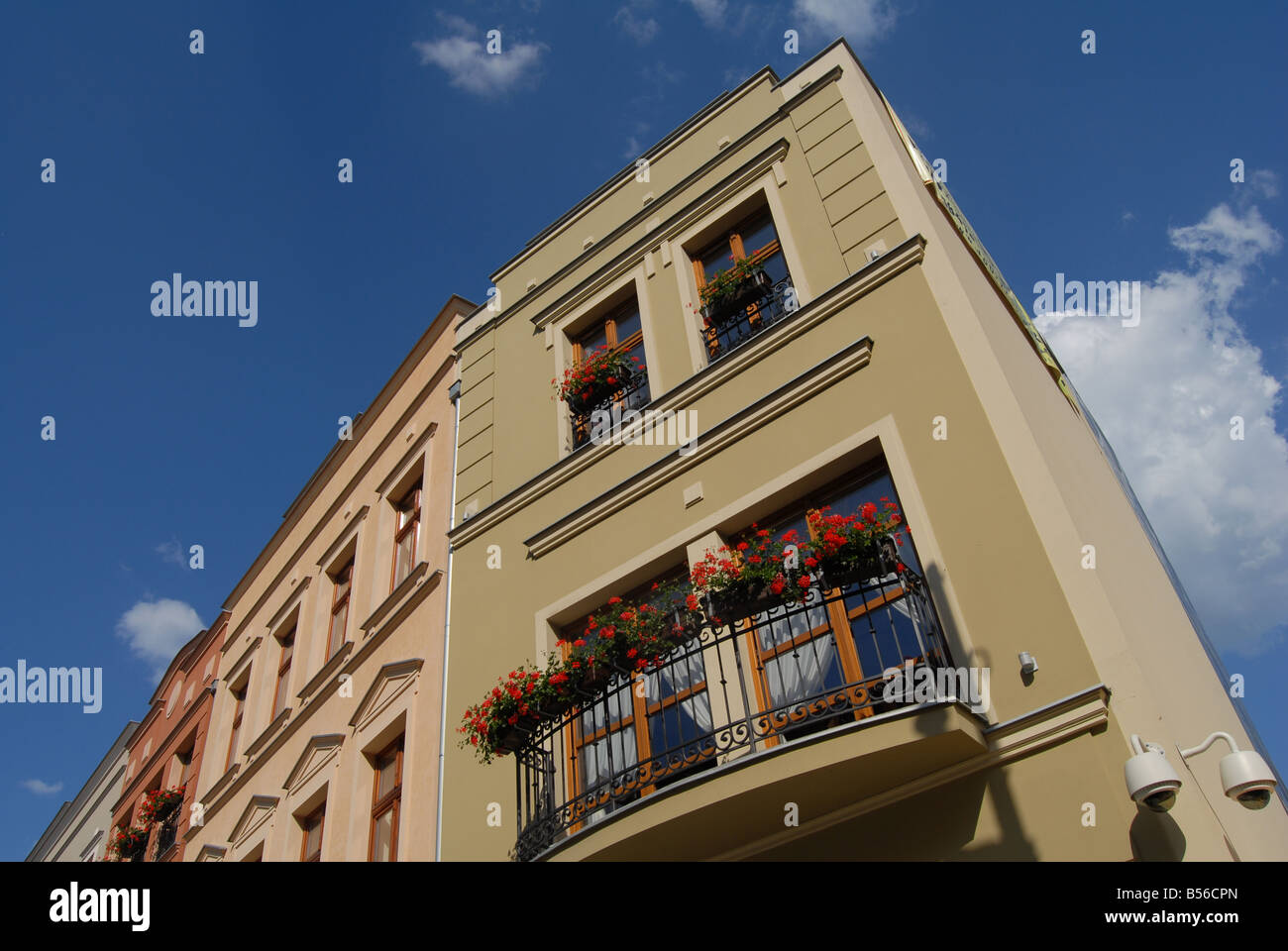 Détail d'une maison à Bydgoszcz montrant un balcon avec des fleurs en Pologne , Europe de l'Est Banque D'Images