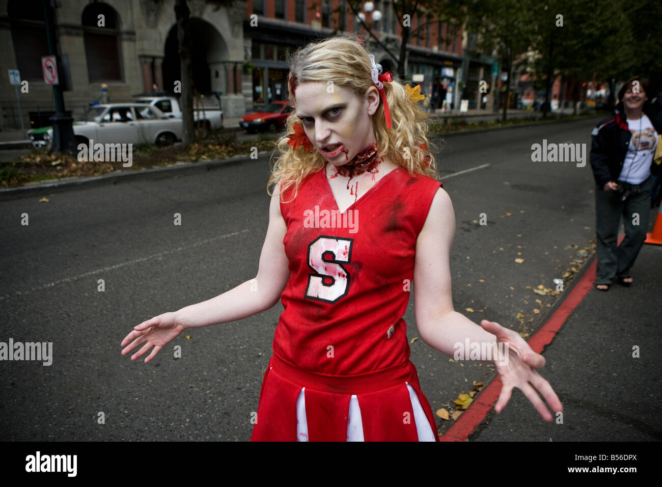 Le 25e anniversaire de Thriller de Jackson, Seattle vidéo Zombies se rassemblent dans le parc occidental d'accueillir un événement de danse Thriller. Banque D'Images