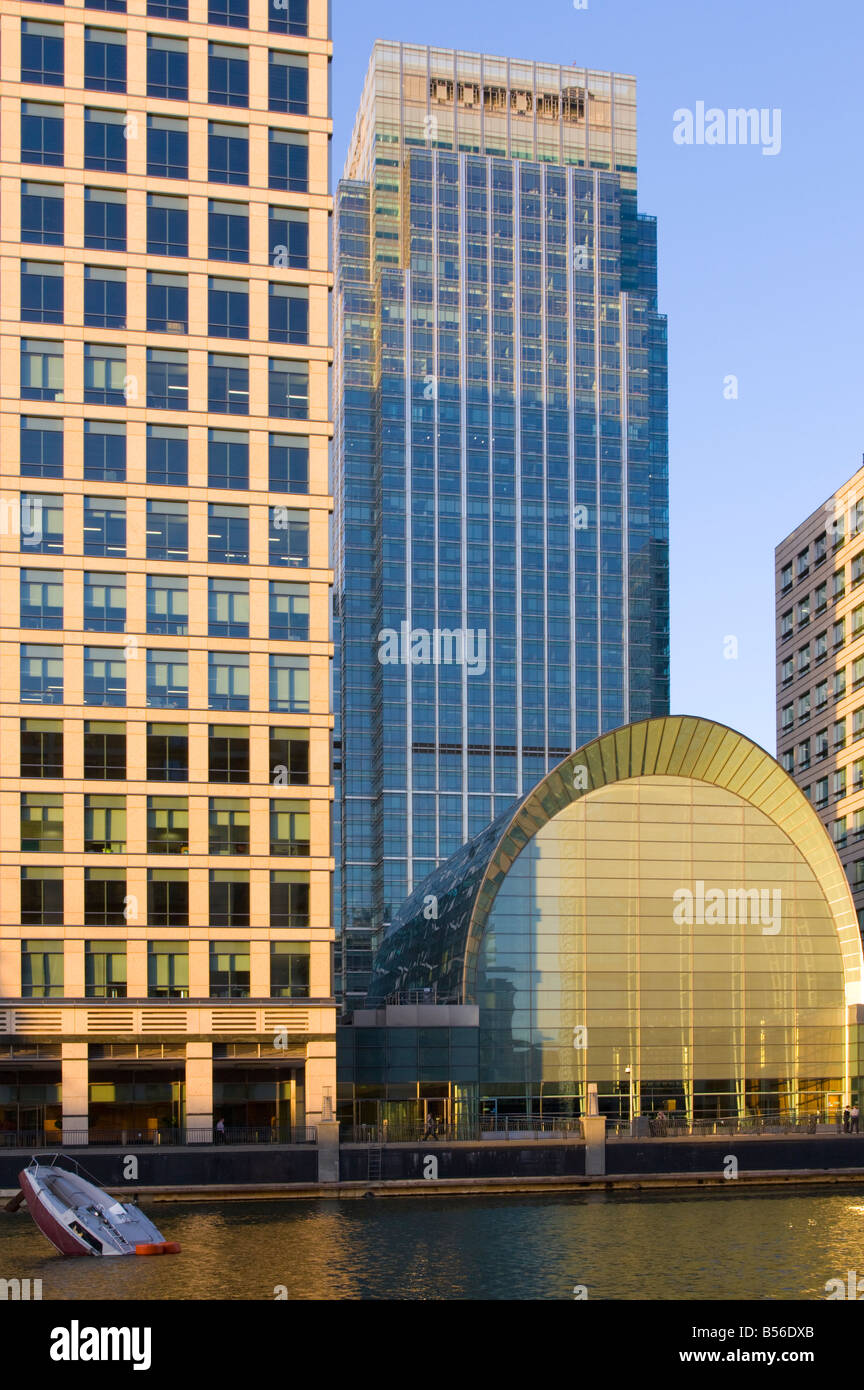 Bateau coulé à Canary Wharf avec 25 Canada Square, Citigroup (centre) Centre building, moins c'est logo de l'entreprise. Banque D'Images
