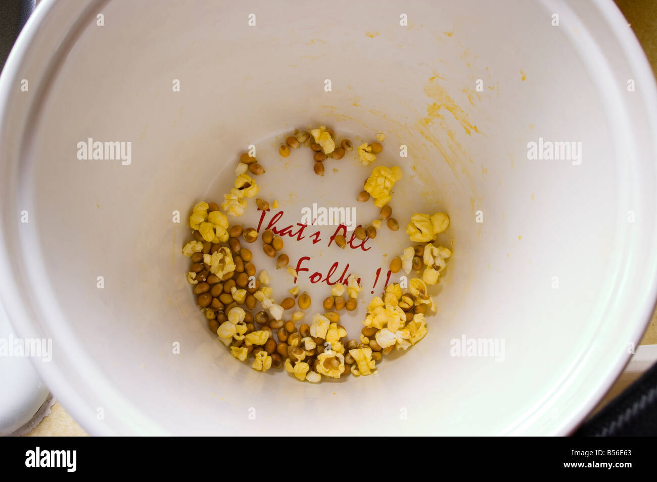 Le fond d'un plat de popcorn a les mots "c'est tous les gens" Banque D'Images