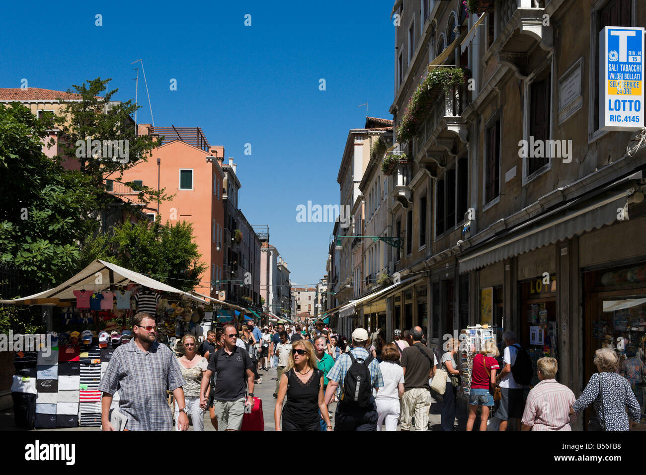 Rue commerçante animée menant à la gare, Strada Nova, Venise, Vénétie, Italie Banque D'Images
