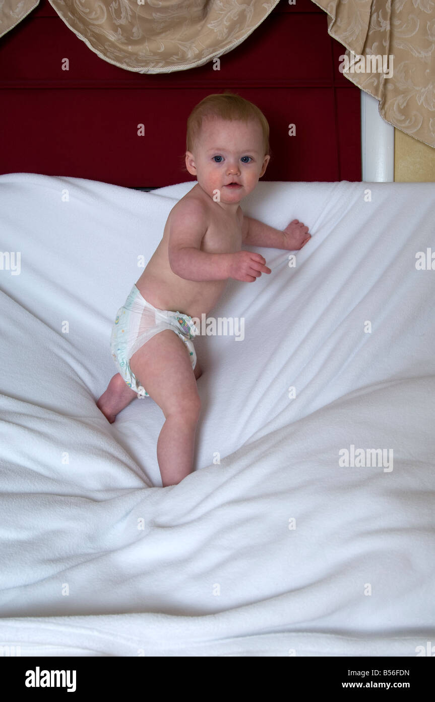 Bebe Portant Seulement Couche Debout Au Milieu D Un Grand Lit Confortable Photo Stock Alamy Bebe Portant Seulement Couche Debout Au Milieu D Un Grand Lit Confortable Photo Stock Alamy