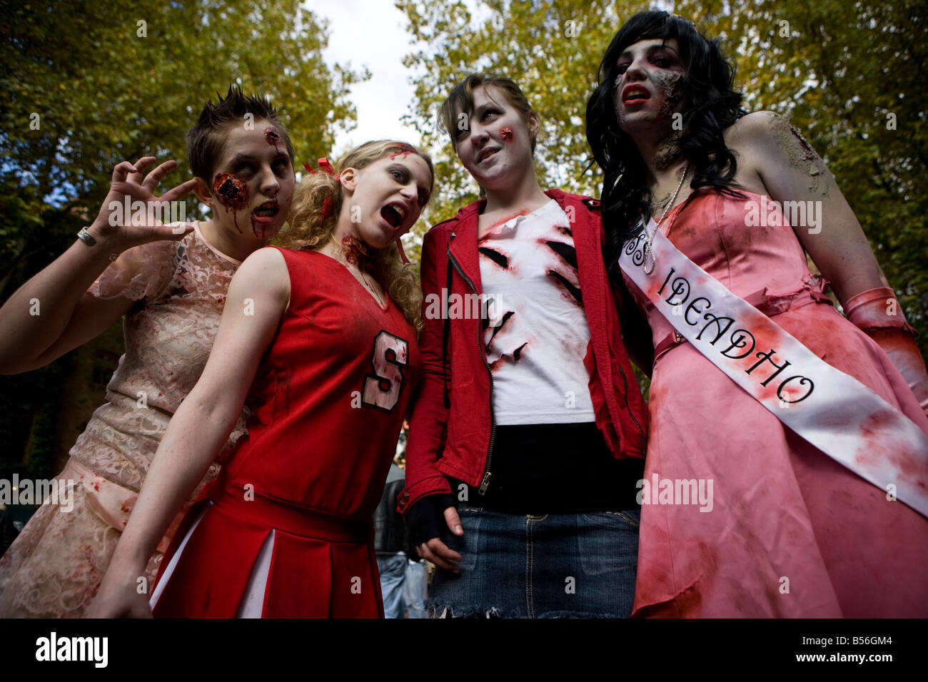 Le 25e anniversaire de Thriller de Jackson, Seattle vidéo Zombies se rassemblent dans le parc occidental d'accueillir un événement de danse Thriller. Banque D'Images