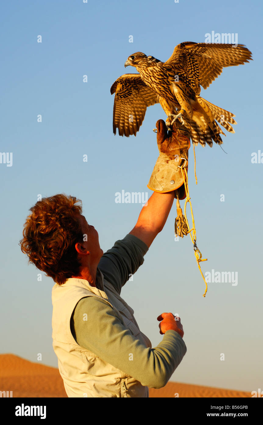 Jeune femme avec un faucon de chasse sur sa main Dubaï Émirats Arabes Unis ÉMIRATS ARABES UNIS Banque D'Images