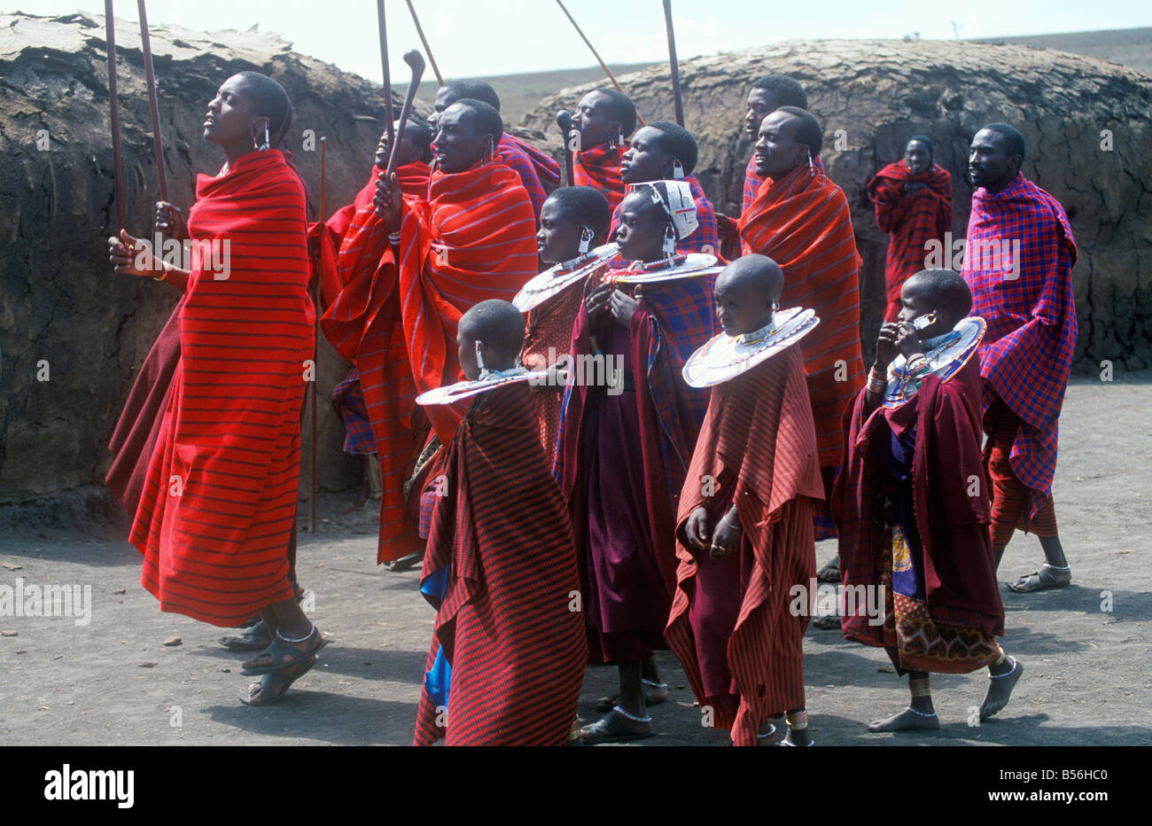 Les Masai une danse traditionnelle dans leur village à la Ngorongoro Conservation Area, Tanzania, Africa Banque D'Images