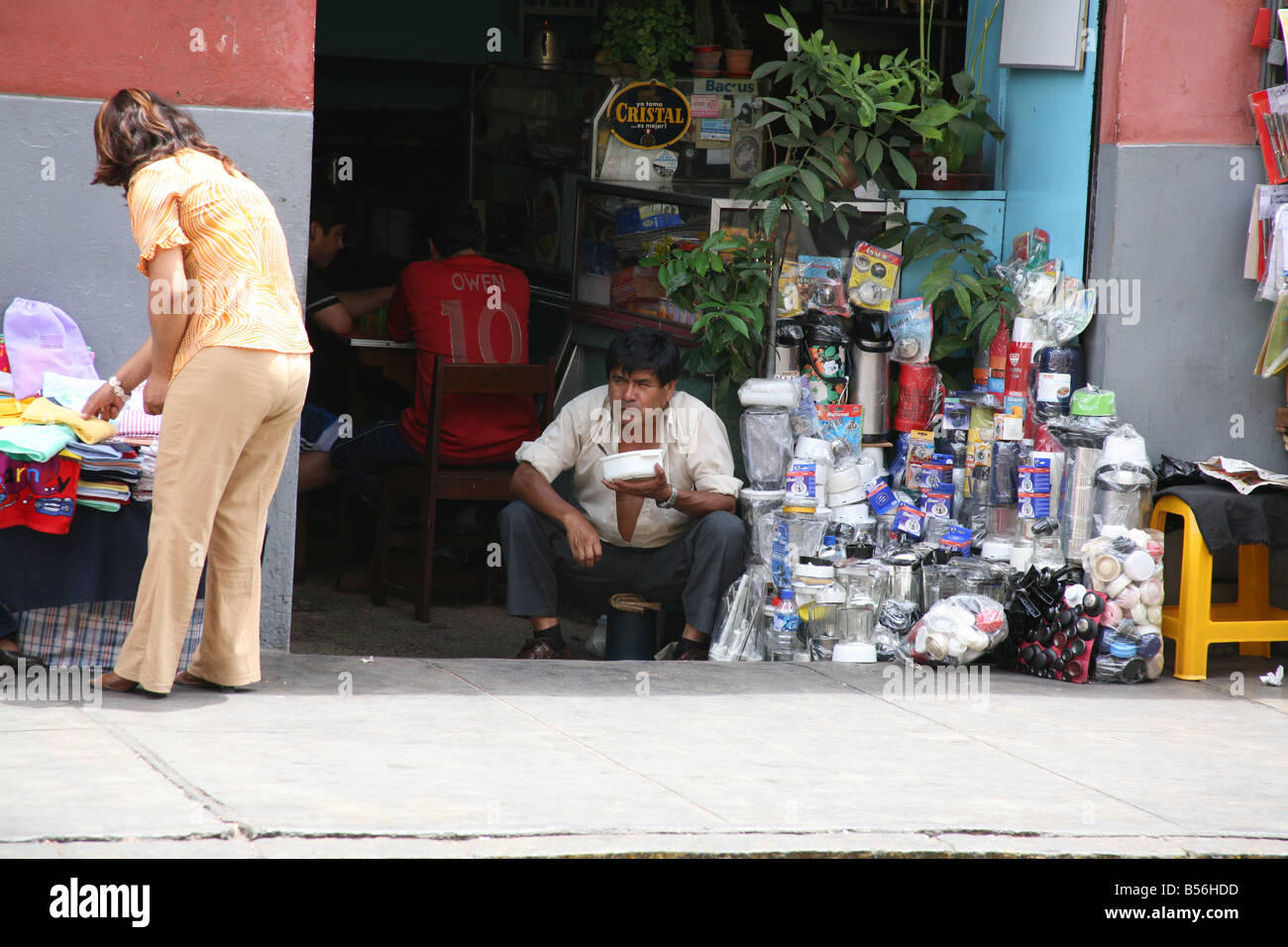 L'homme mange à midi par route, Mercado Central, Barrio Chino, Lima, Pérou Banque D'Images