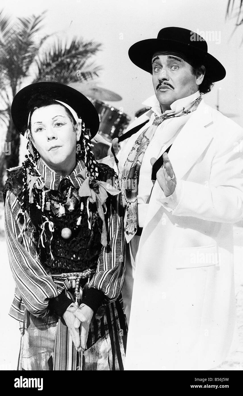 Ronnie Corbett et Ronnie Barker comédiens de l'émission de télévision les deux Ronnies dans un sketch à propos de Boy George et Kid Creole Novembre 1983 Banque D'Images