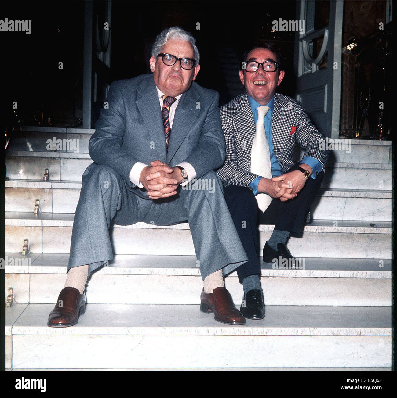 Ronnie Barker avec Ronnie Corbett assis sur les marches à l'extérieur de l'immeuble Juillet 1996 Banque D'Images